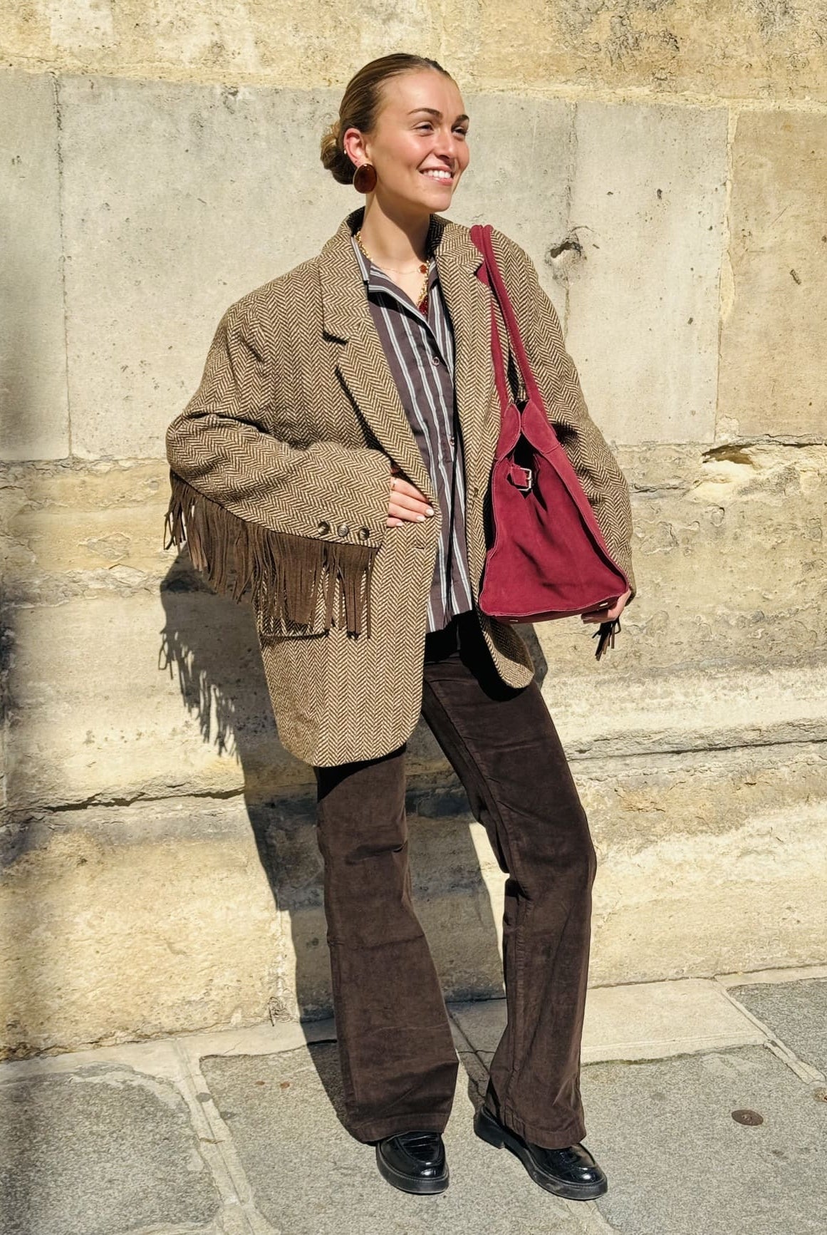 Sac en daim bordeaux porté