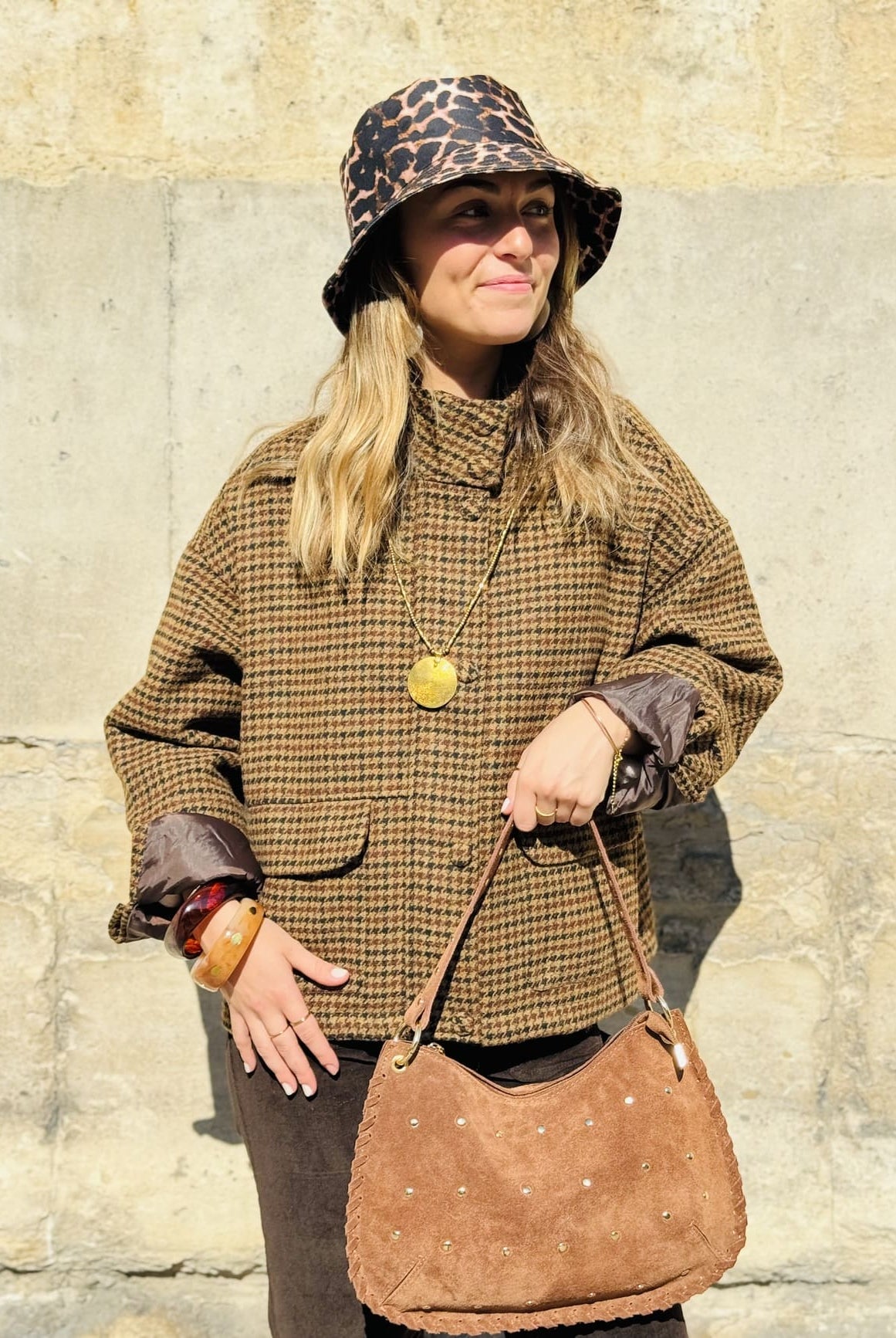 Femme portant le sac en daim à clous, caramel de face