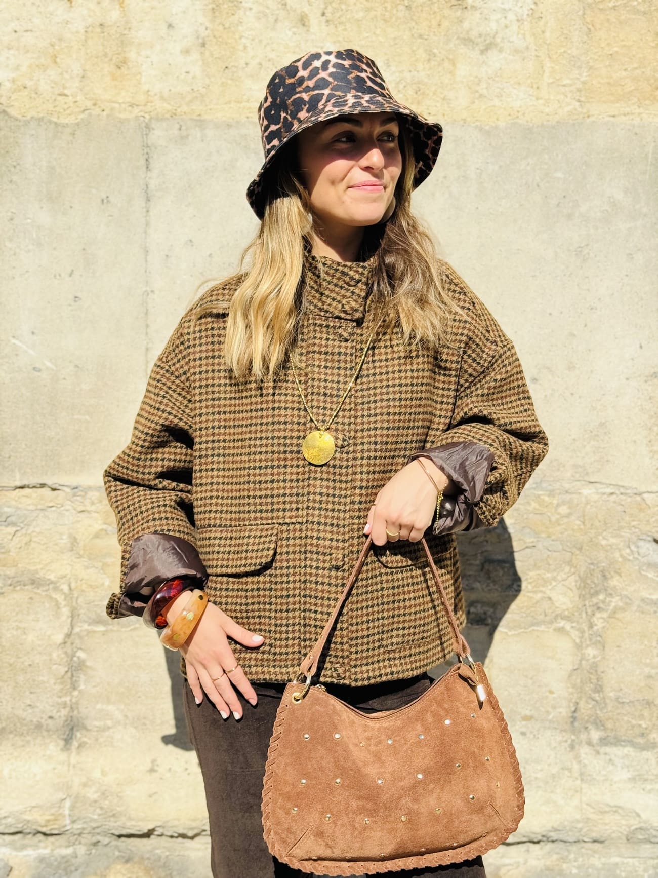 Femme portant le sac en daim à clous, caramel de face