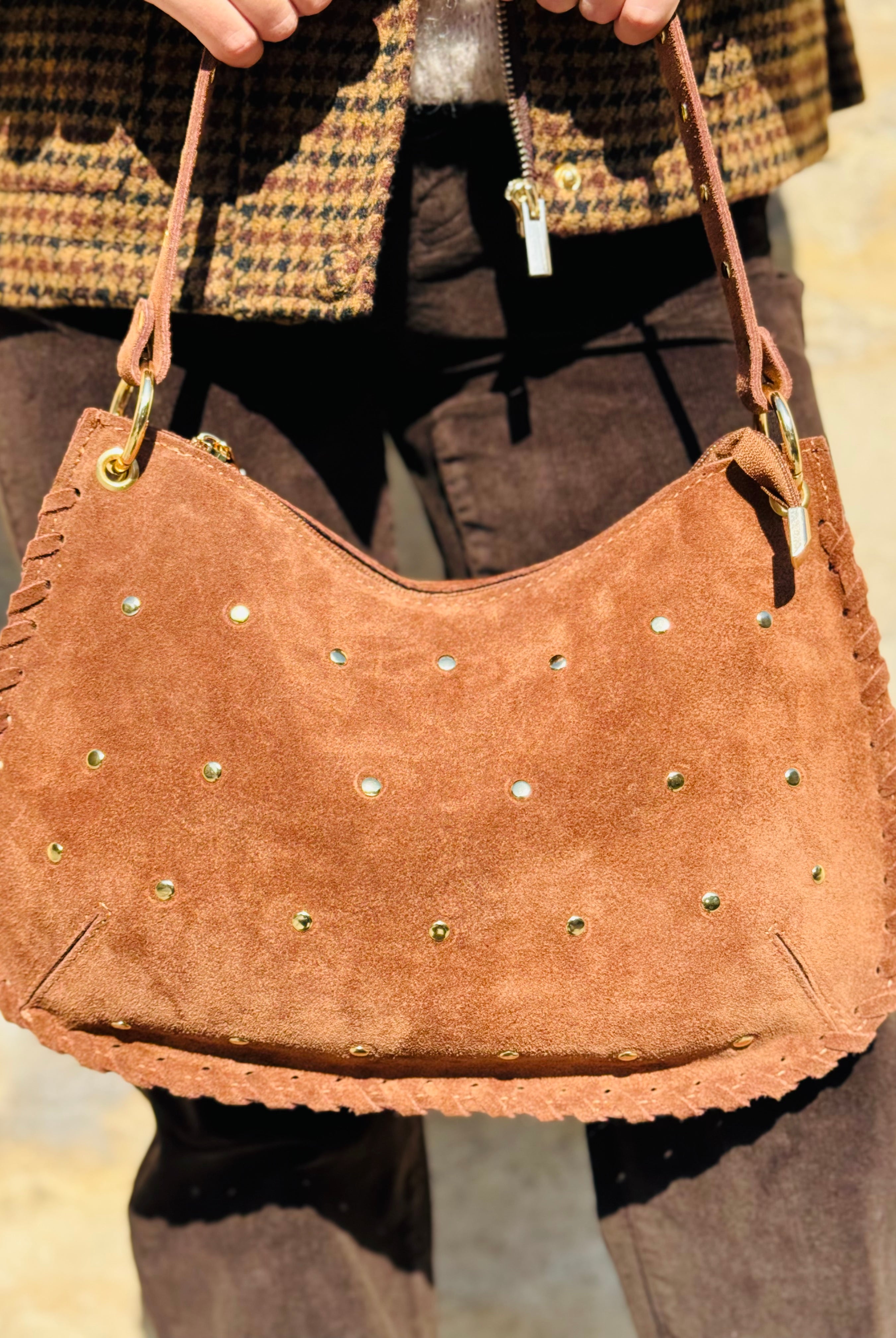Sac en daim à clous vu de face
