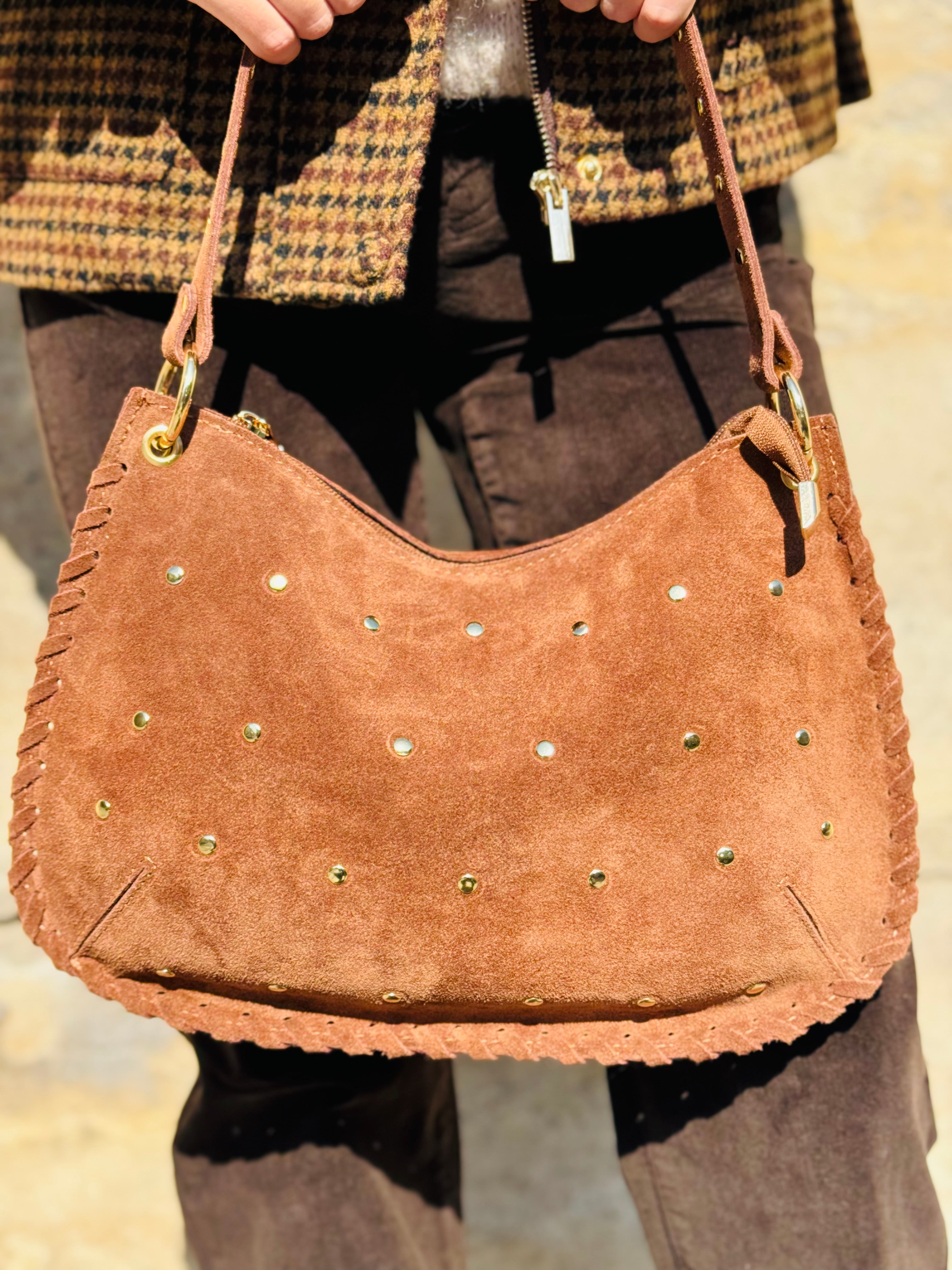 Sac en daim à clous vu de face