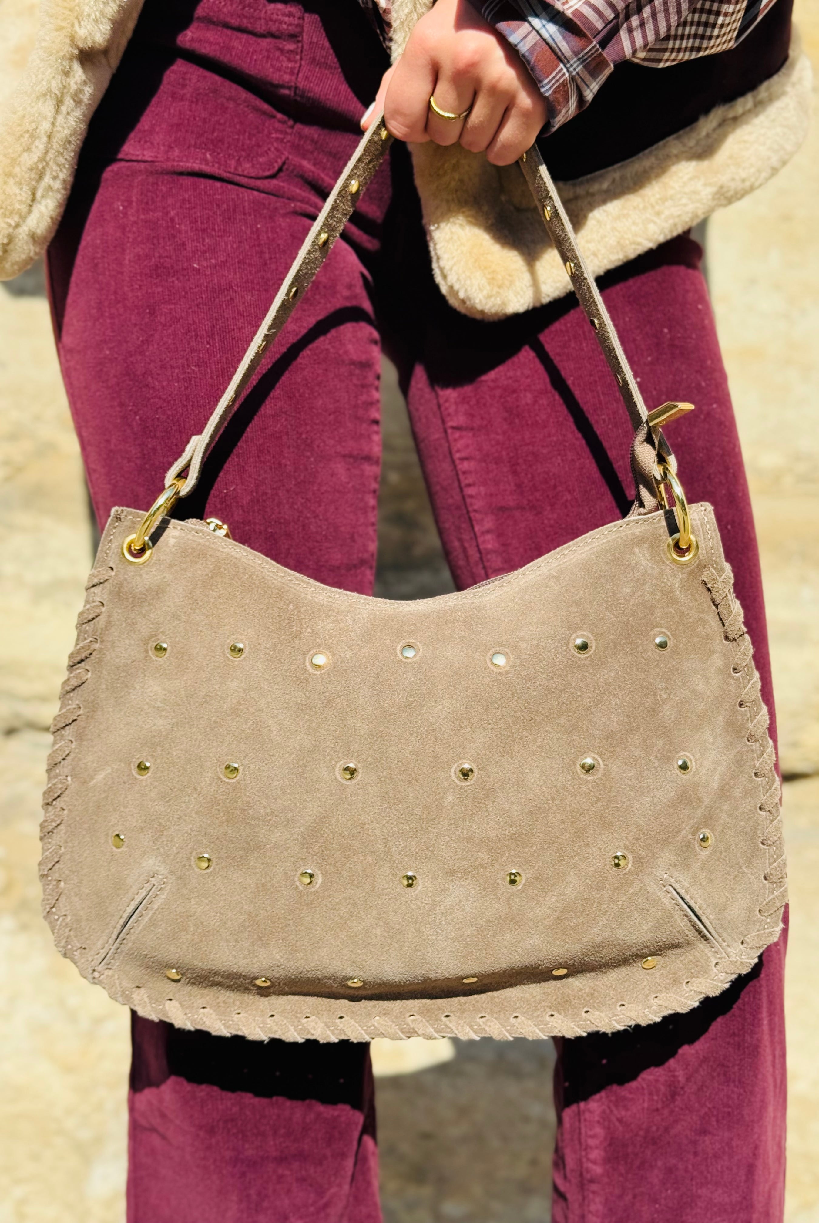 Sac en daim à clous taupe - gros plan