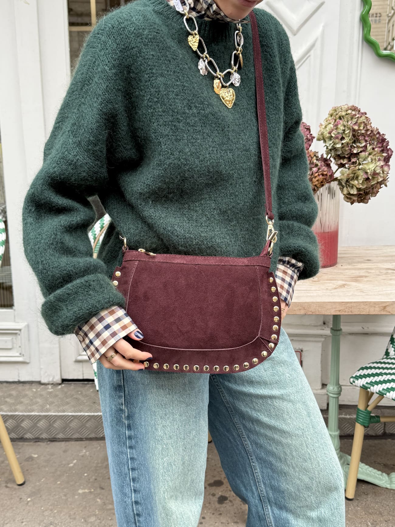 sac en daim clouté prune vu de face