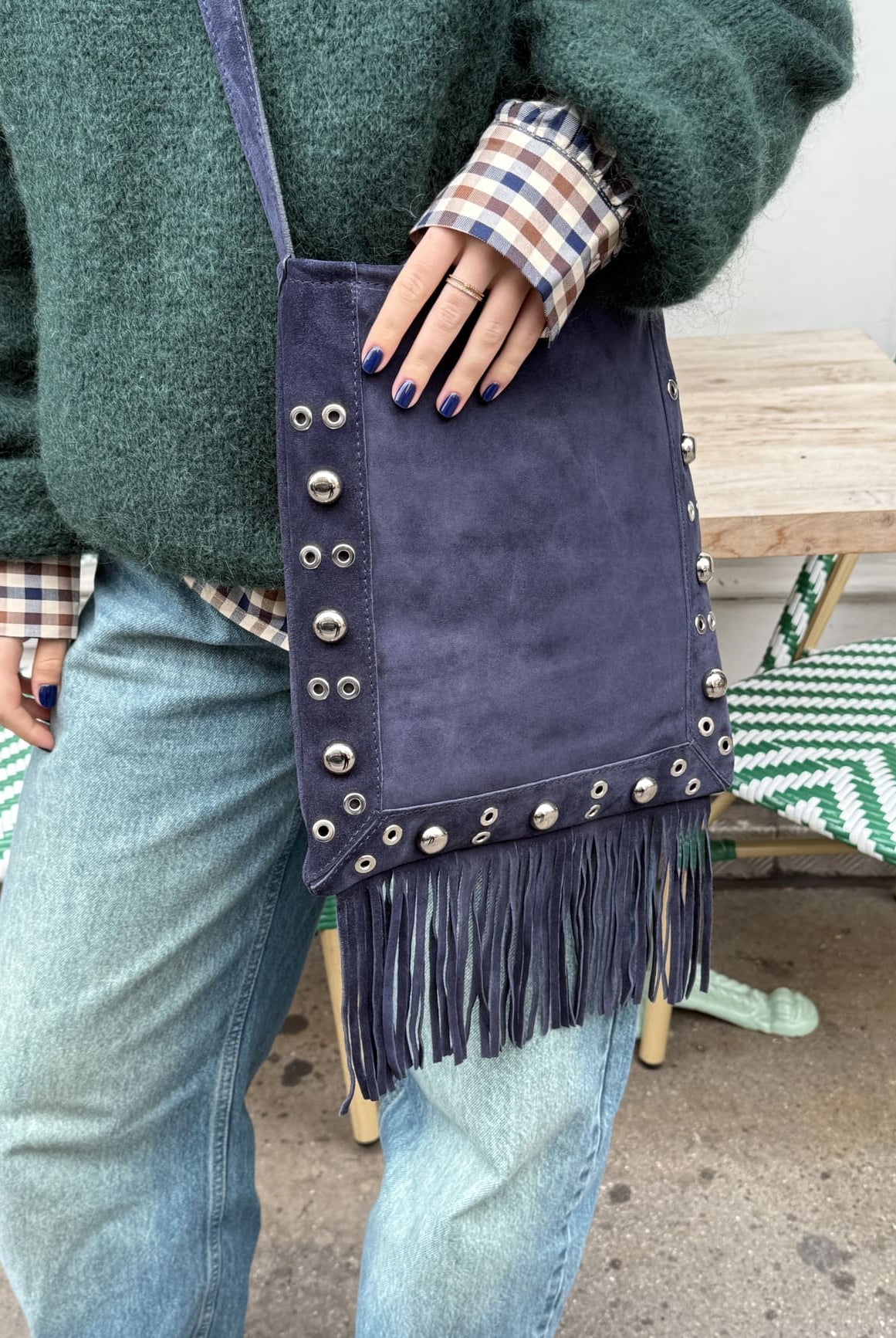 Sac en daim à franges et clous bleu profond vu de face
