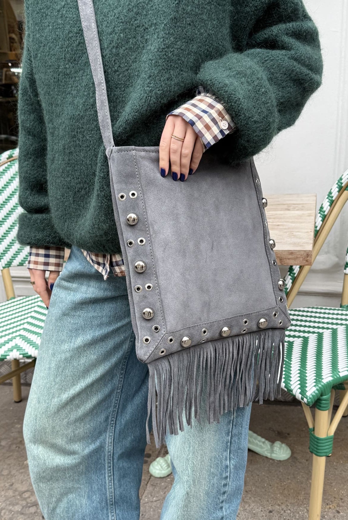 Zoom sac en daim à franges et clous gris