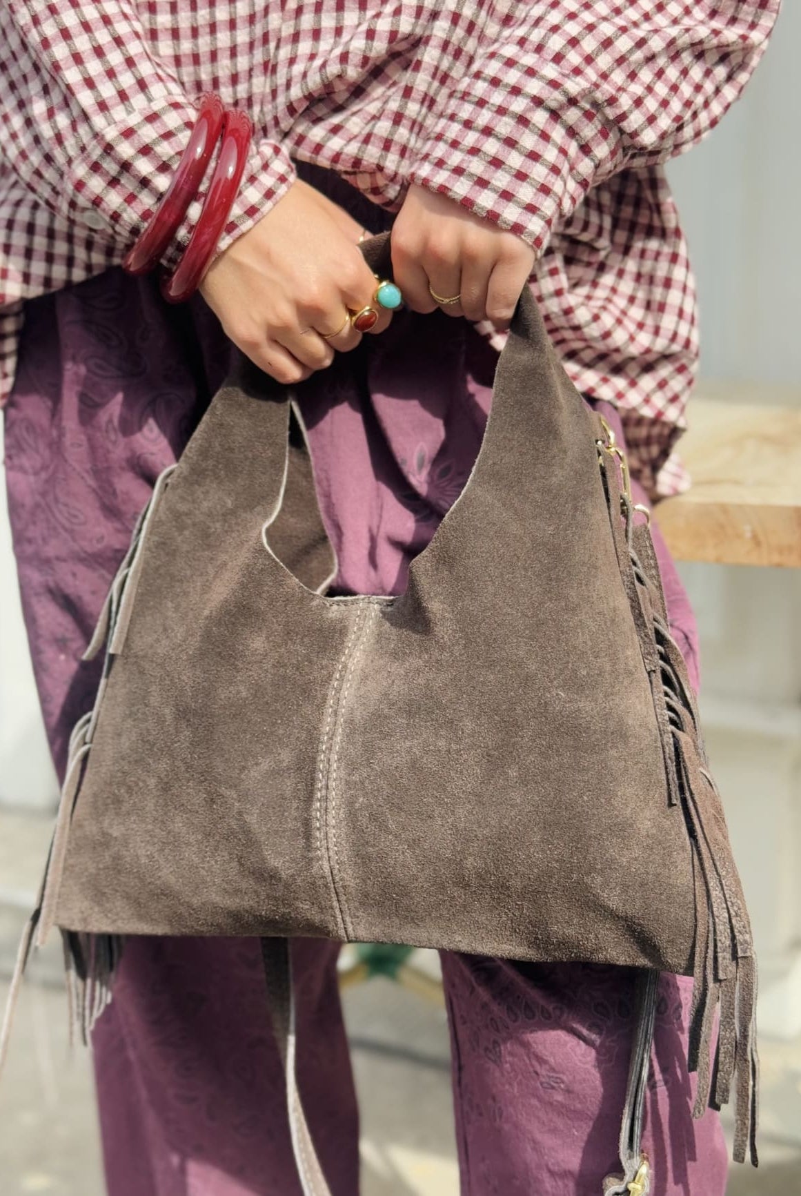 Gros plan sac en daim à franges marron foncé