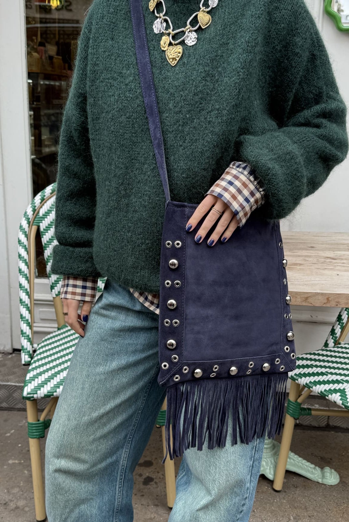 Sac femme rectangulaire en daim bleu à clous et franges vu de face