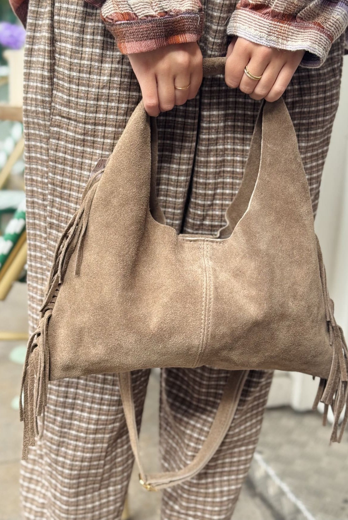 Gros plan du sac en daim avec franges couleur taupe
