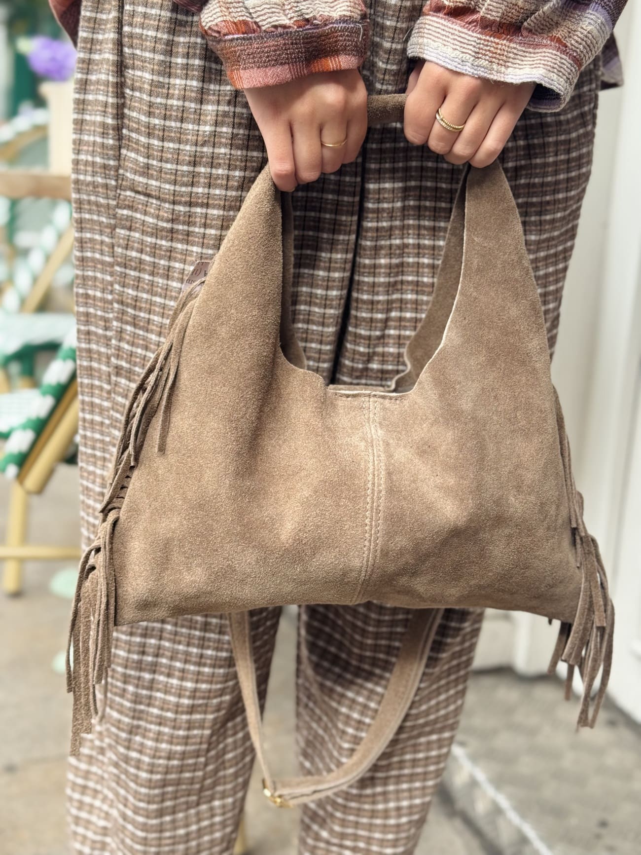 Gros plan du sac en daim avec franges couleur taupe