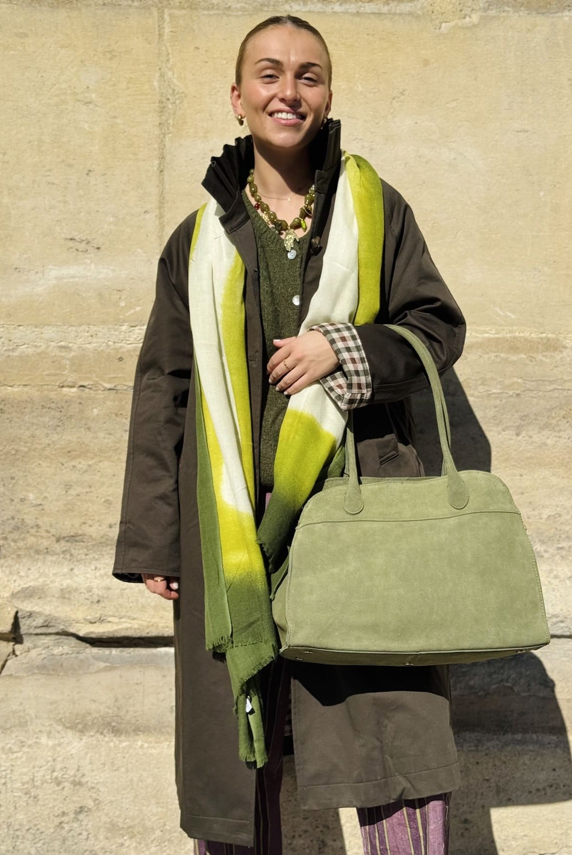 Sac en daim kaki porté