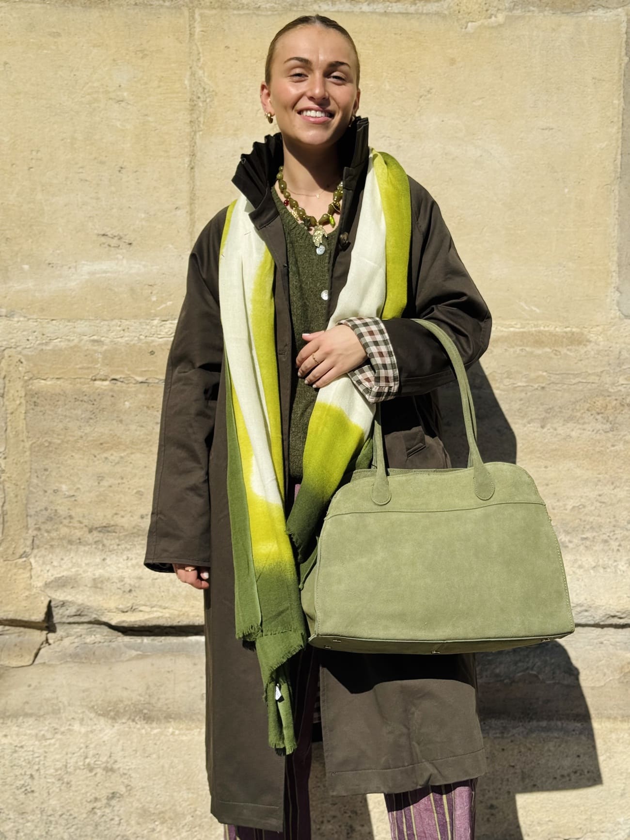 Sac en daim kaki porté