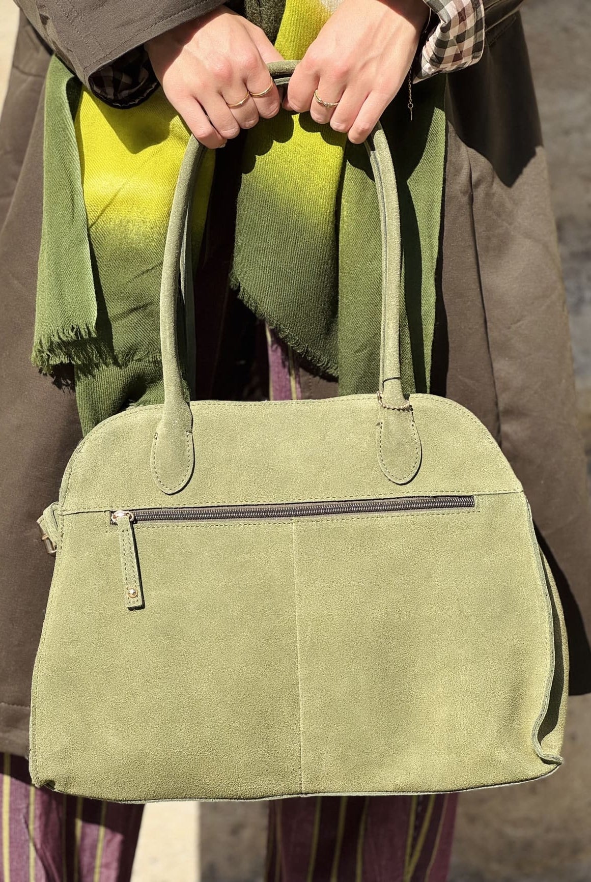 sac en daim kaki vue de dos