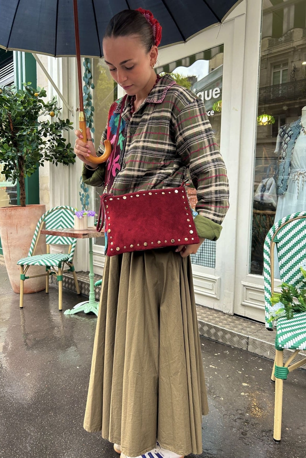 Sac pochette bordeaux à clous sur le contour