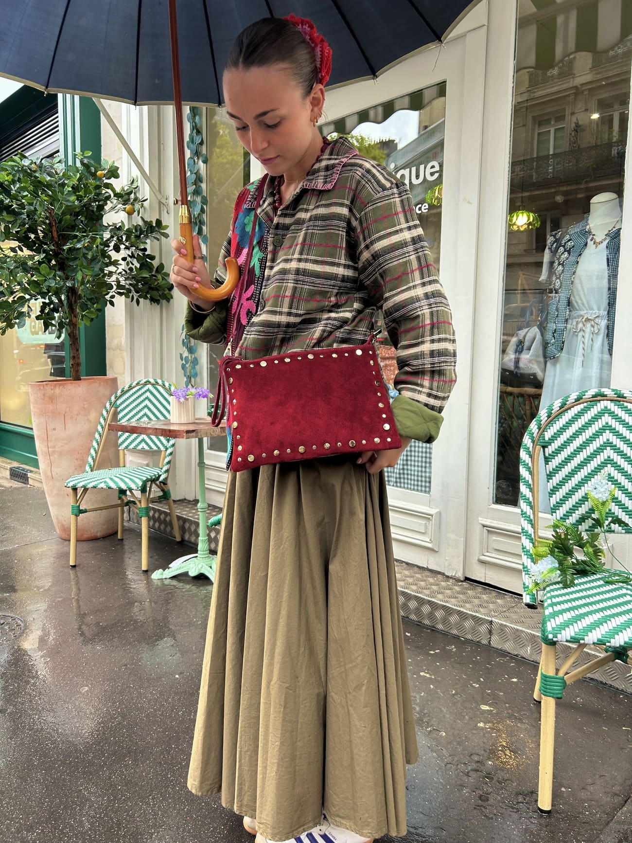 Sac pochette bordeaux à clous sur le contour