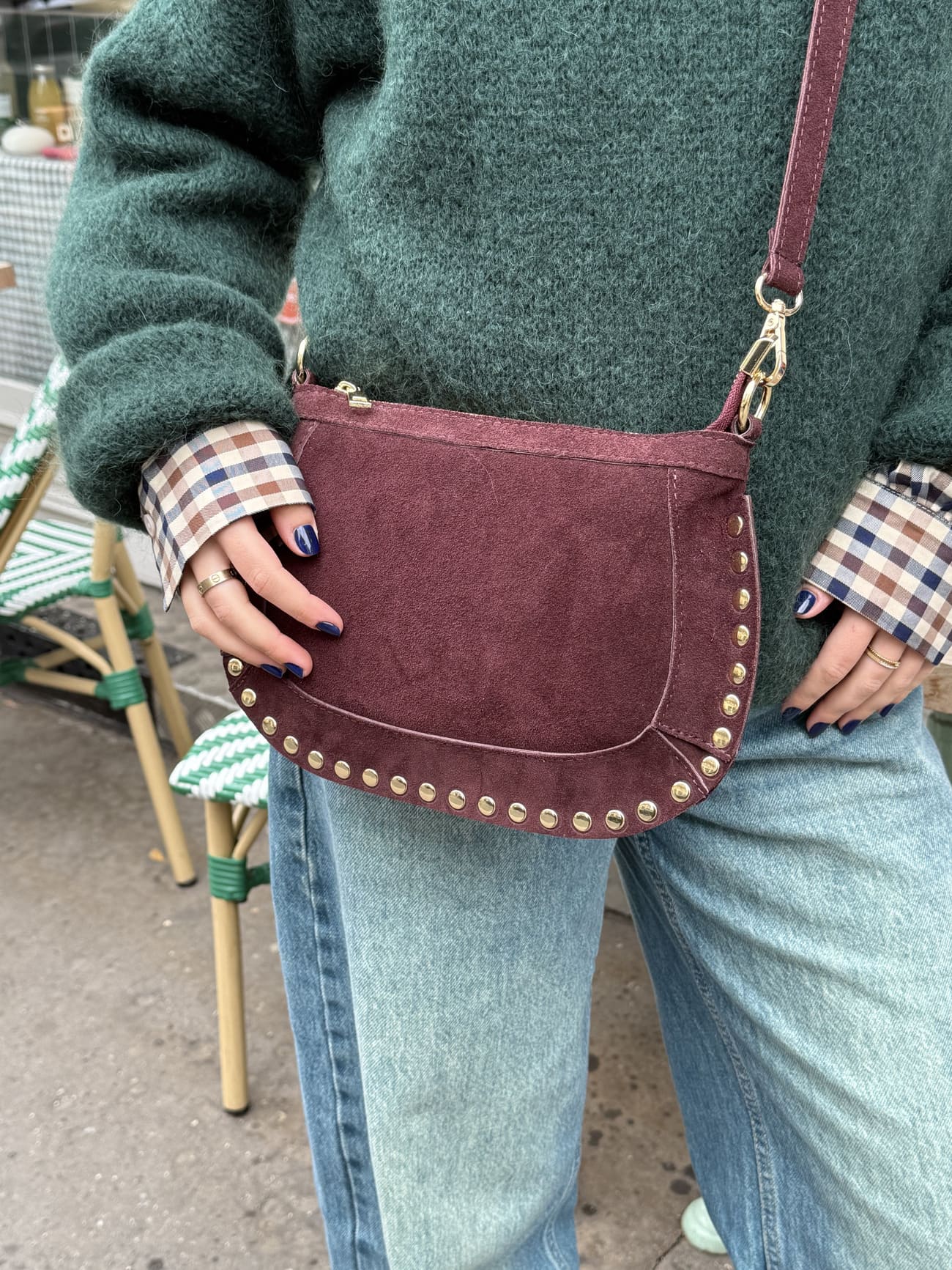 Sac en daim clouté prune en gros plan