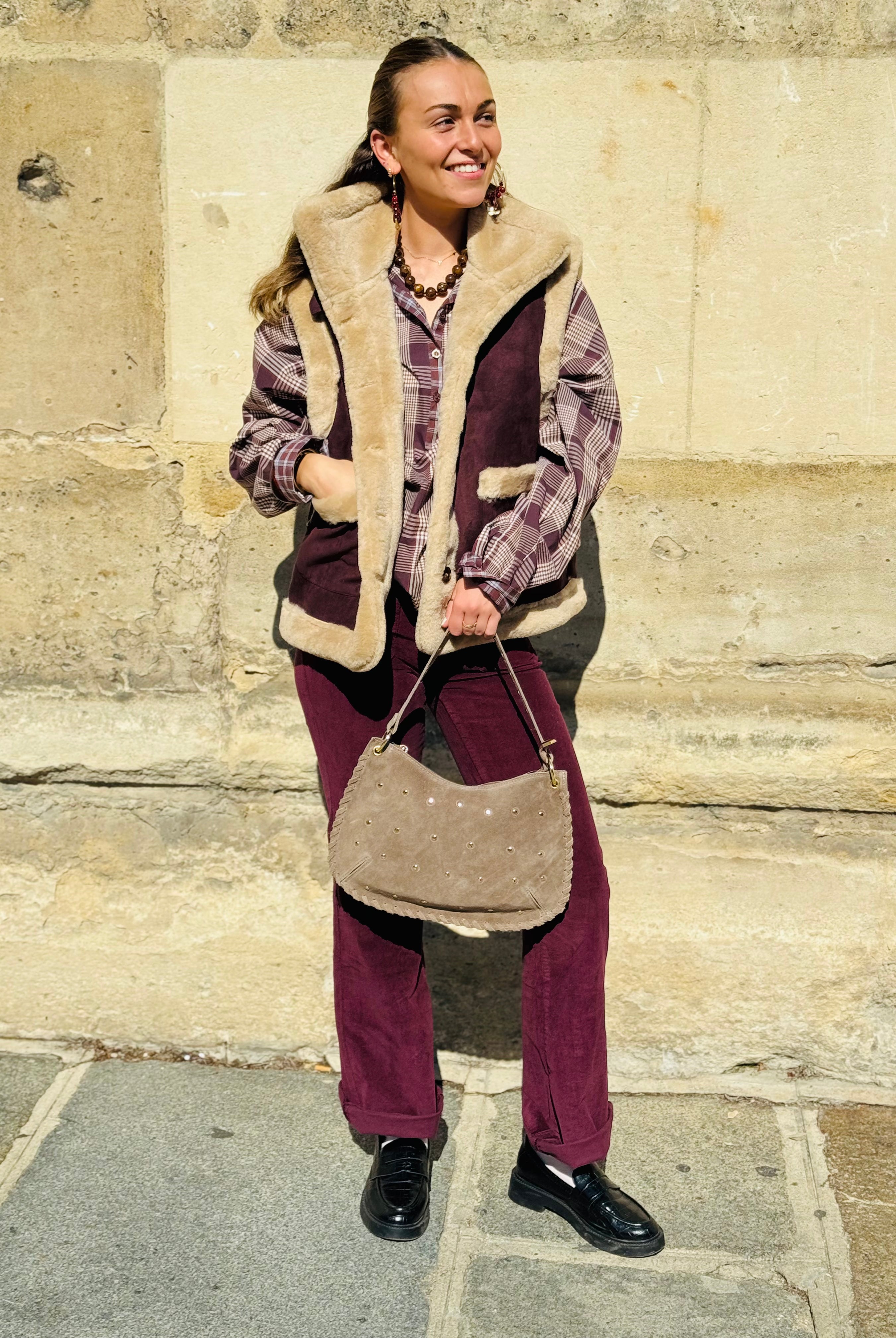 Sac en daim taupe à clous - vue d'ensemble