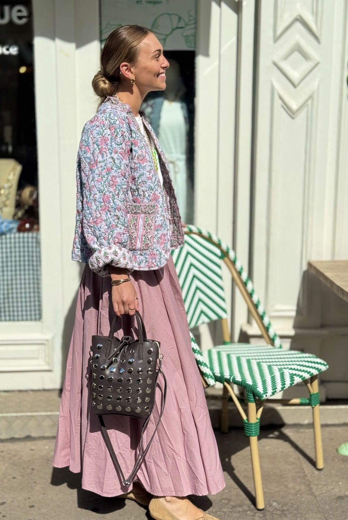 Sac seau marron porté par une femme debout