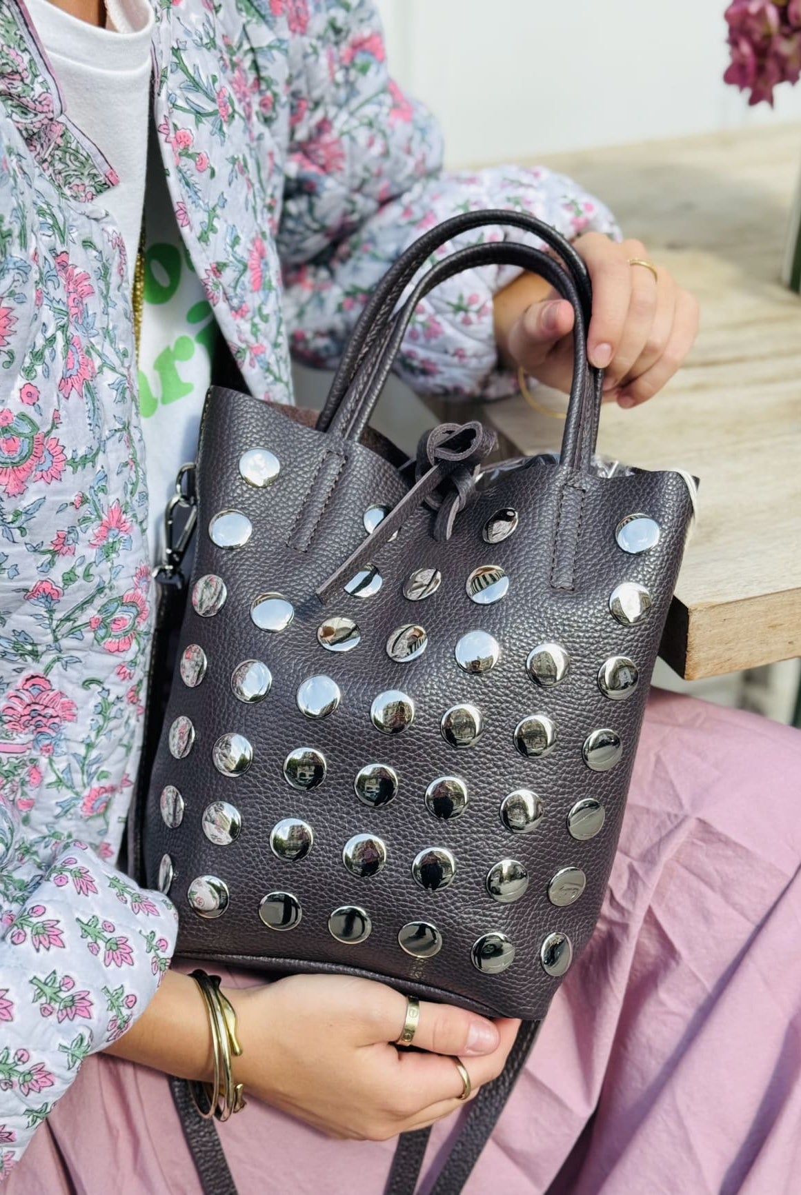 Gros plan sur sac seau en cuir clouté couleur marron