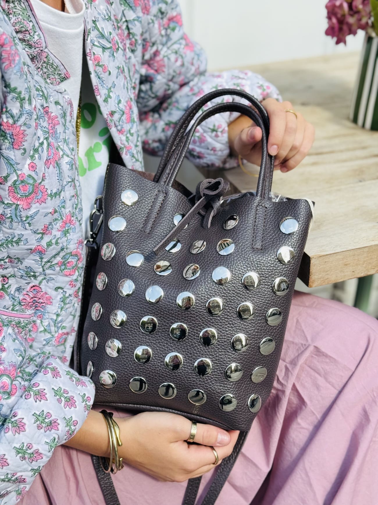 Gros plan sur sac seau en cuir clouté couleur marron