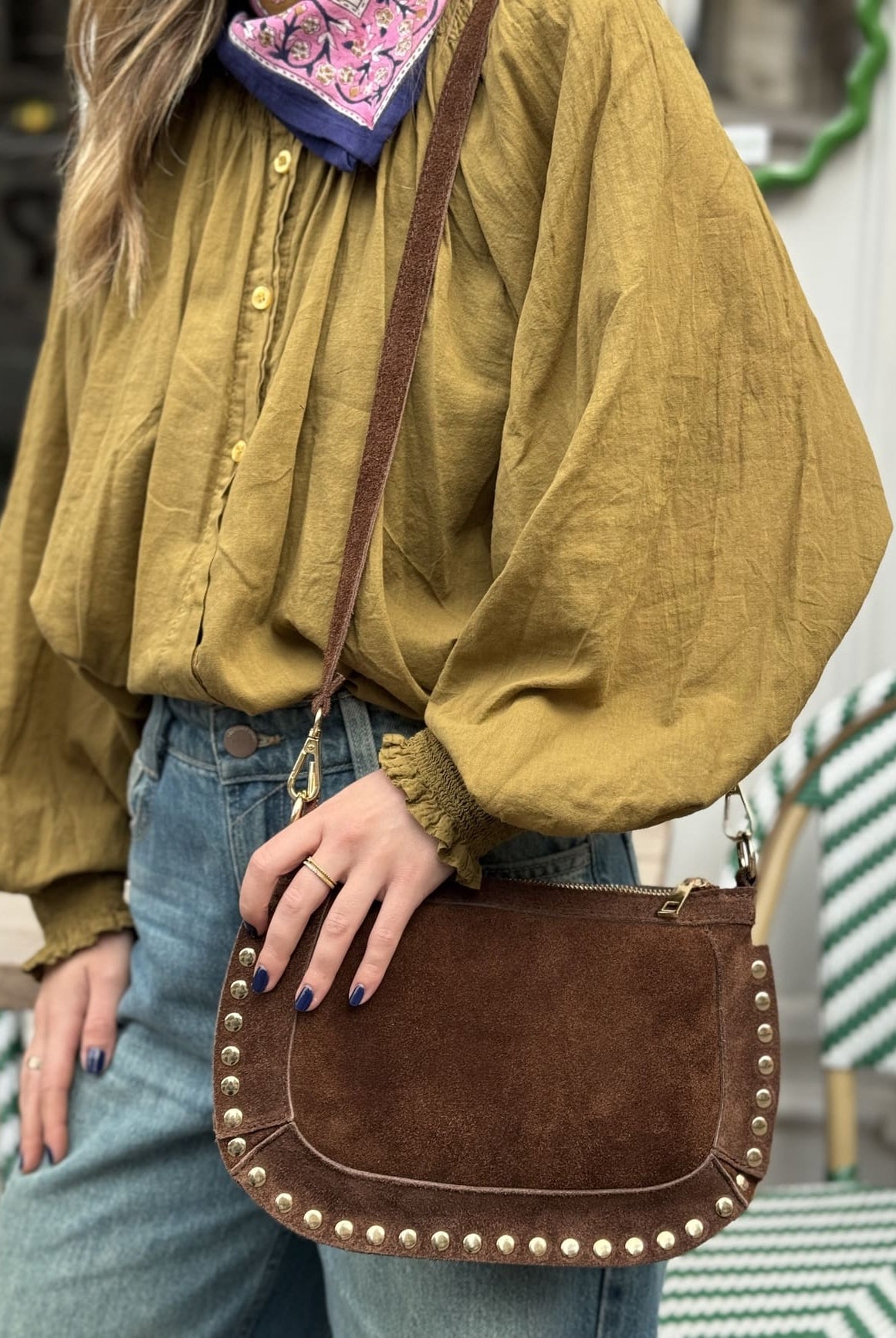 sac en daim marron clouté