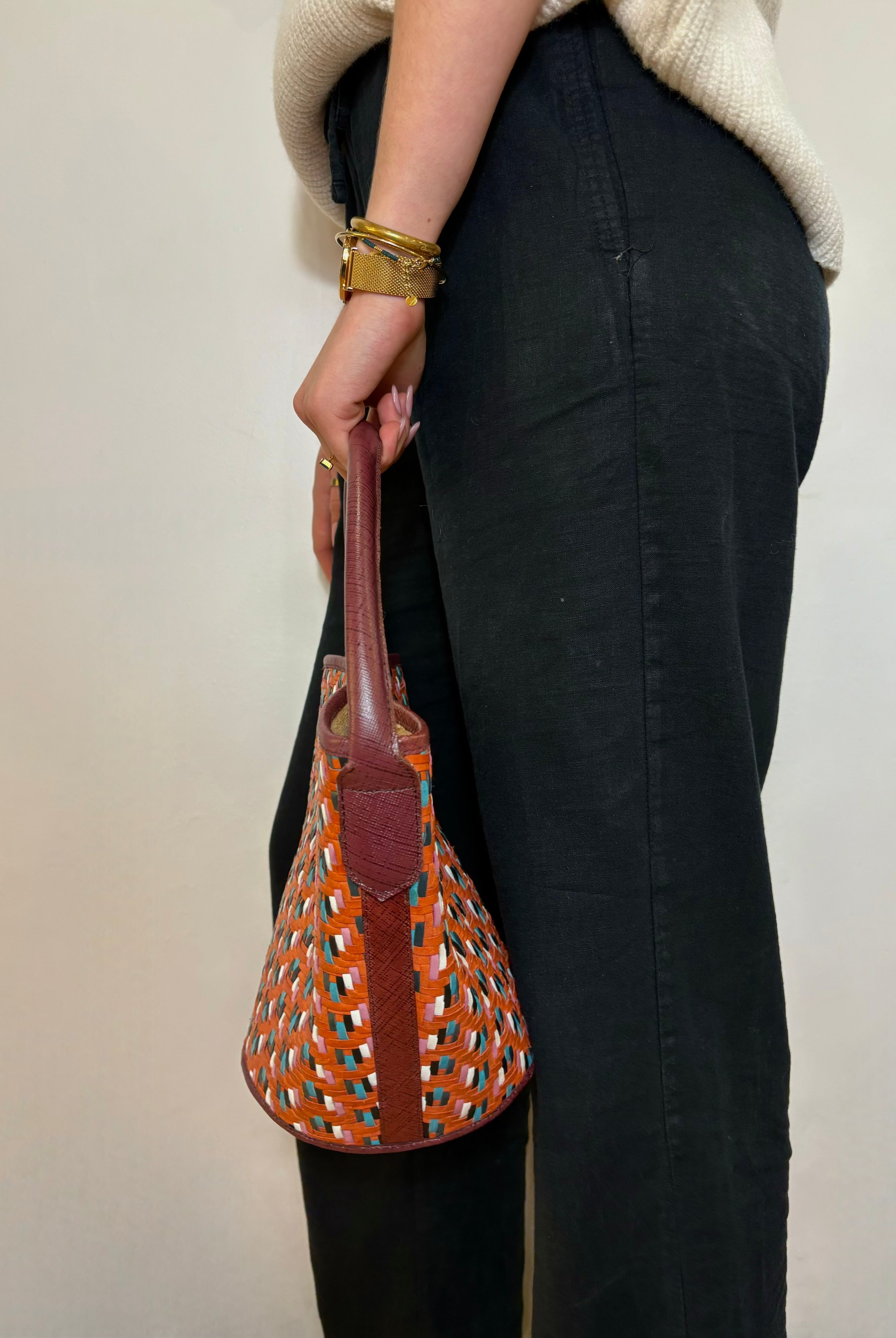 Femme portant le sac panier cuir avec une tenue estivale chic