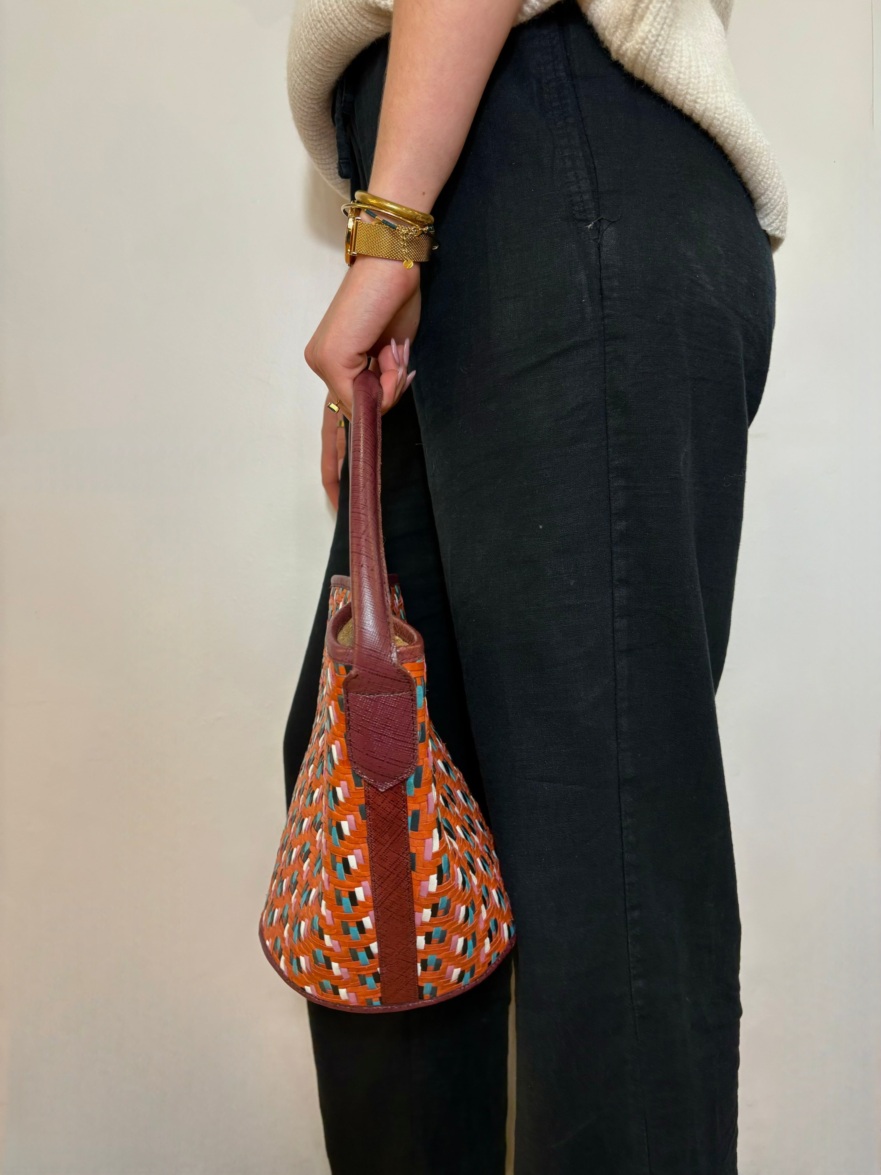 Femme portant le sac panier cuir avec une tenue estivale chic