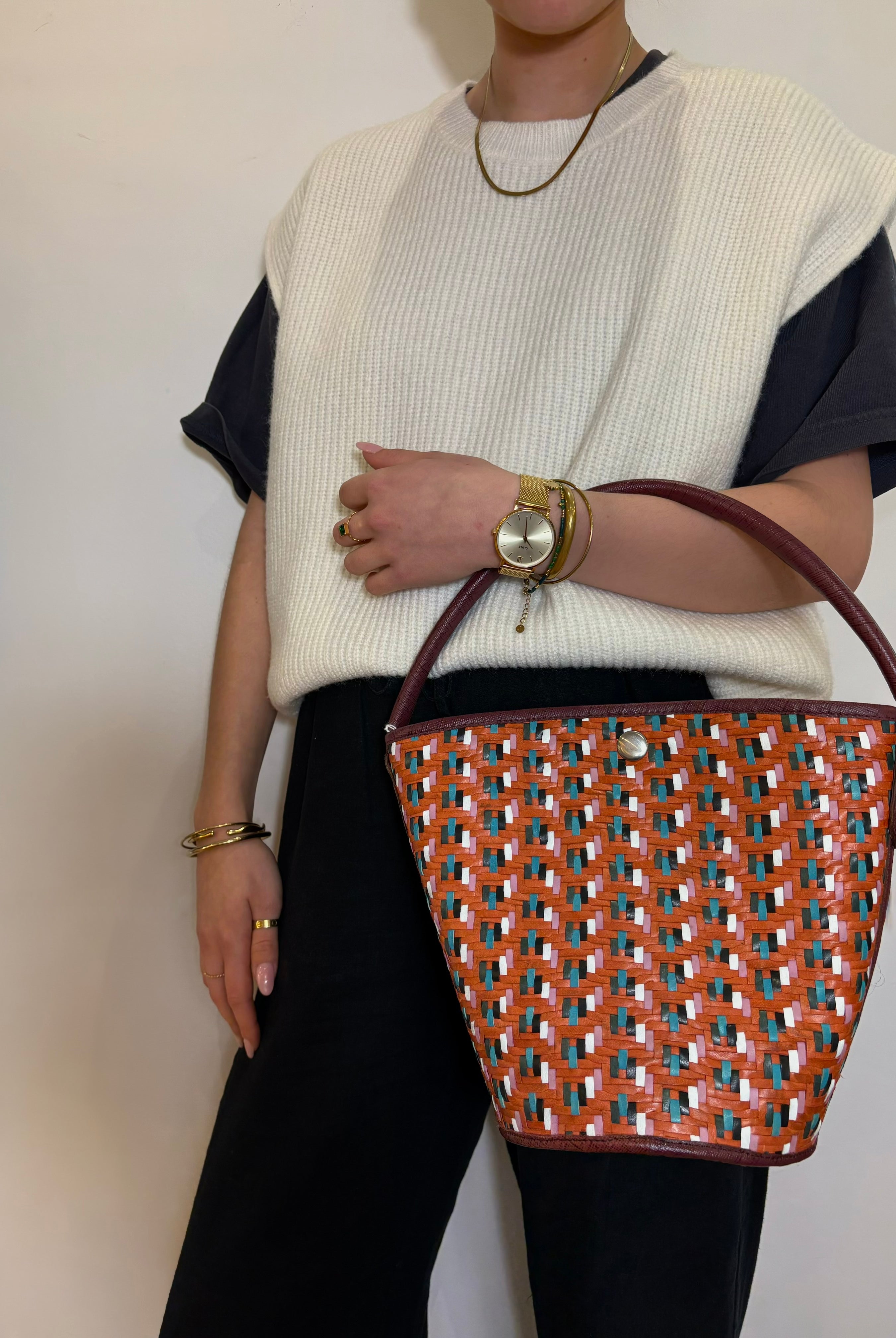 Sac panier en cuir tressé brun, vert, blanc et rose