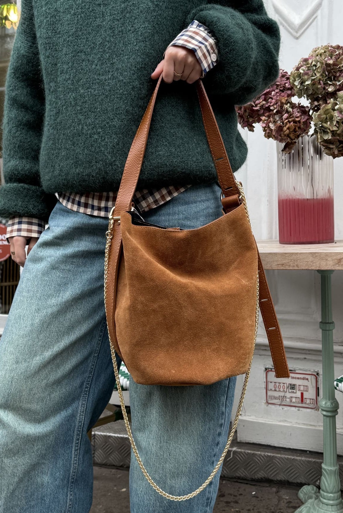 Sac seau en daim camel porté main