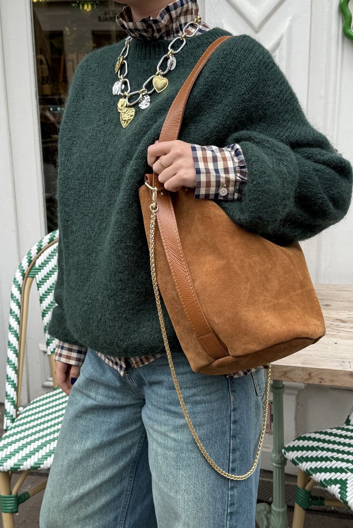 Sac seau en daim camel porté épaule