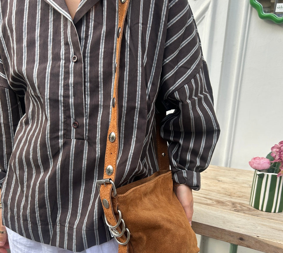 Femme portant le sac seau en daim caramel