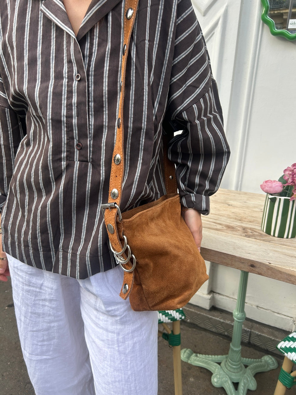Femme portant le sac seau en daim caramel