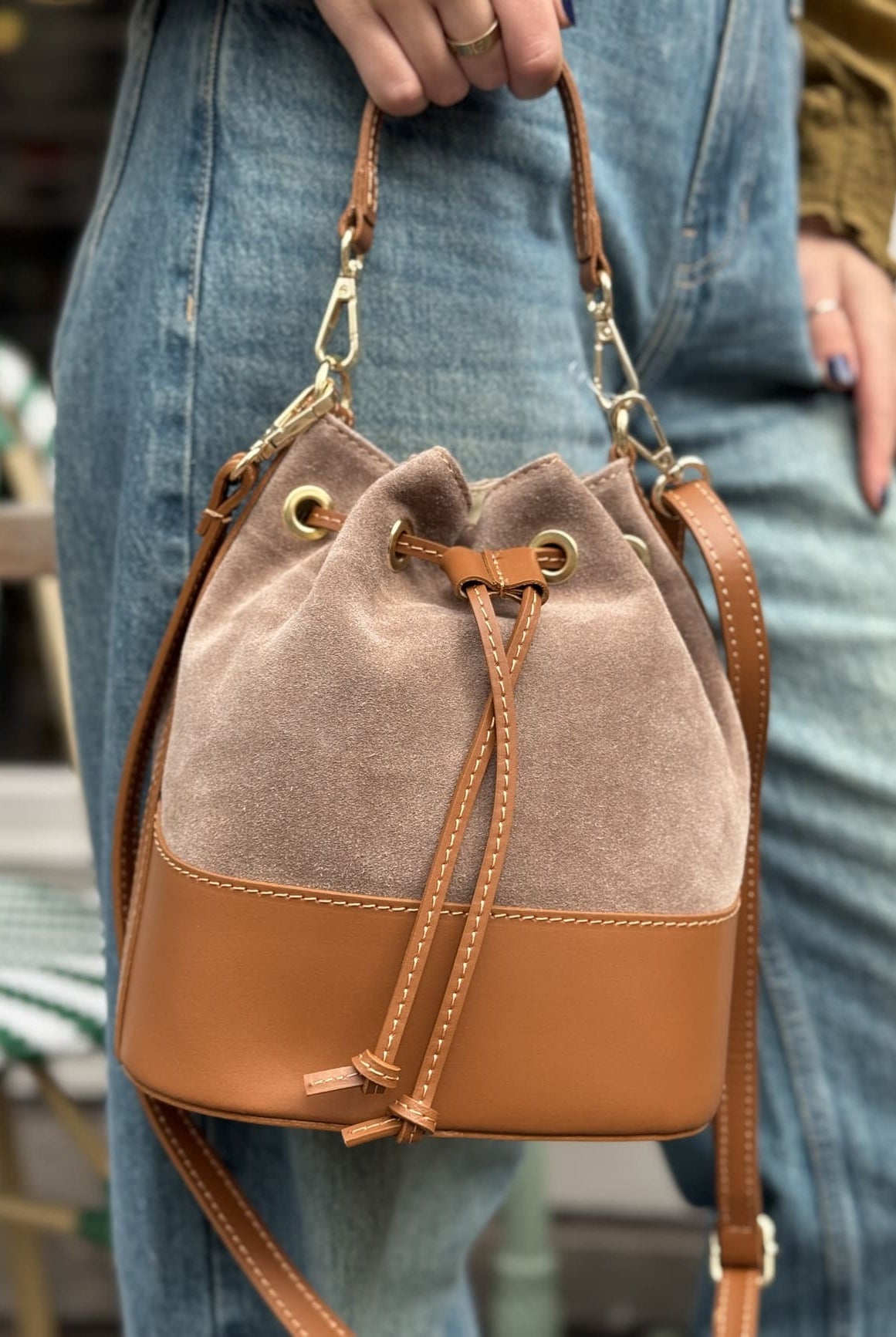 sac seau en daim et cuir taupe camel