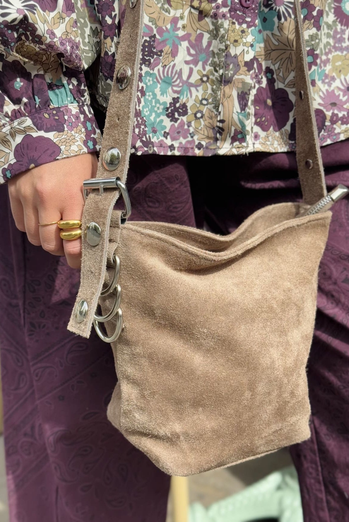 Sac seau femme zoom sur le détail des anneaux métal