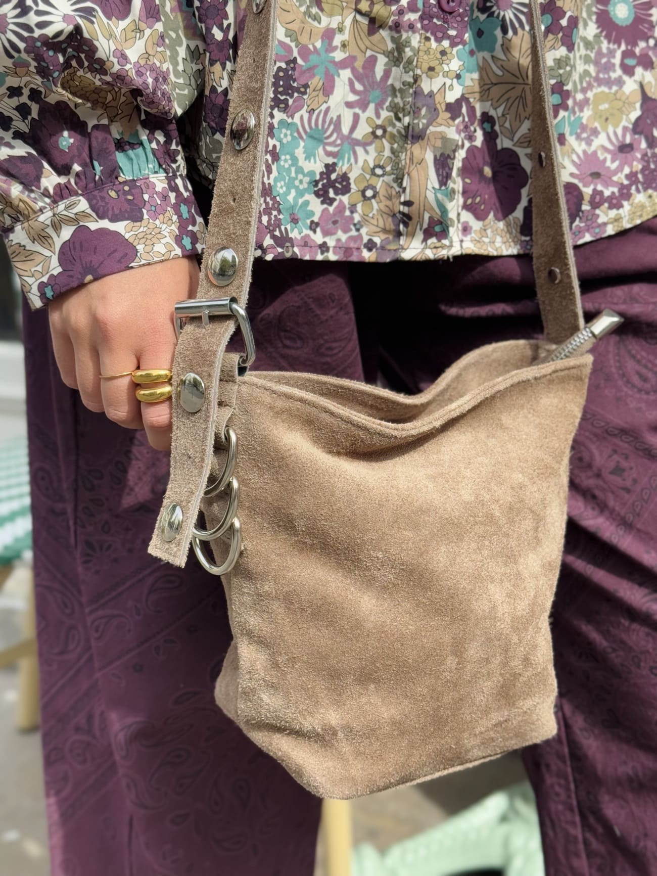 Sac seau femme zoom sur le détail des anneaux métal