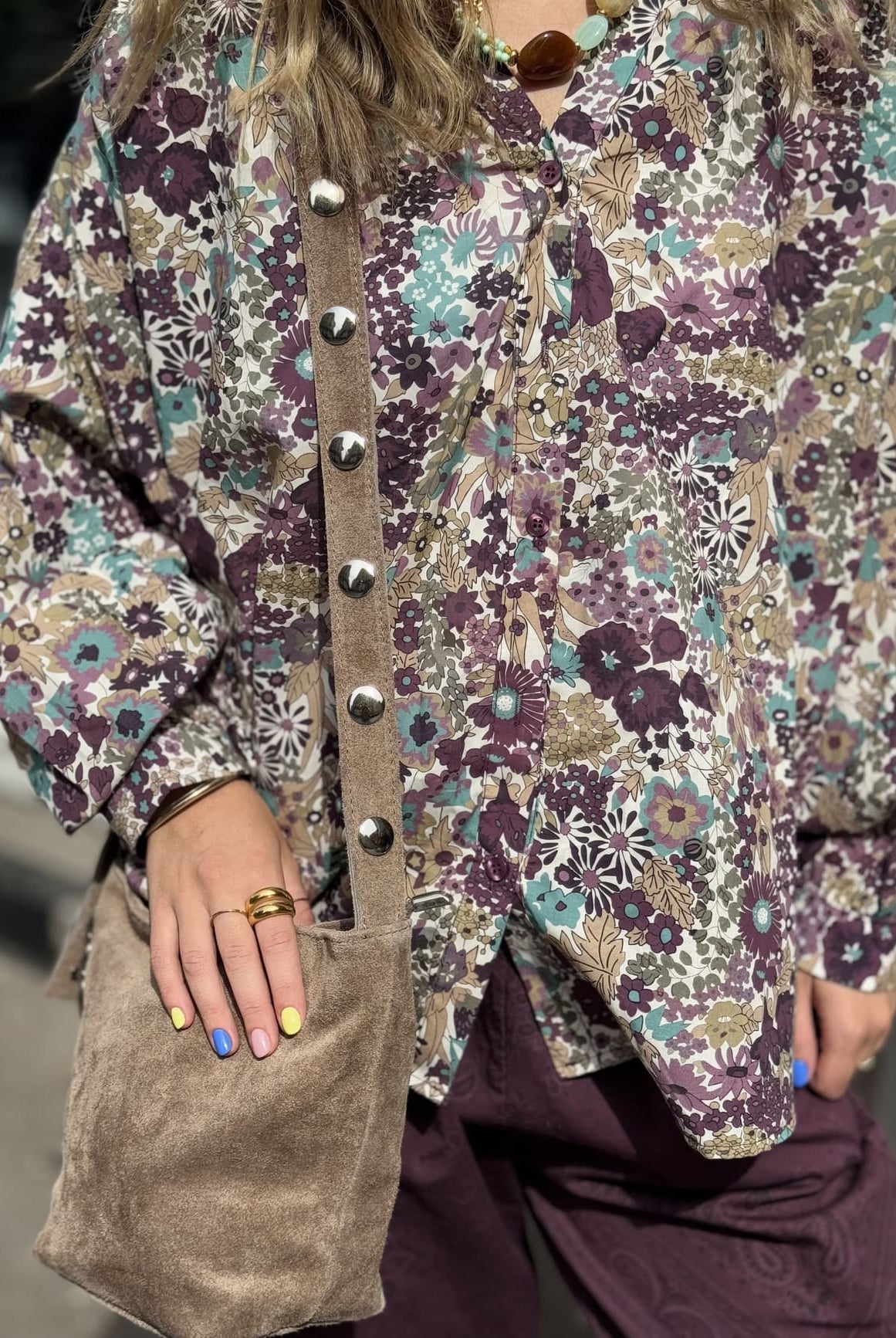 Zoom sur le sac seau en daim taupe