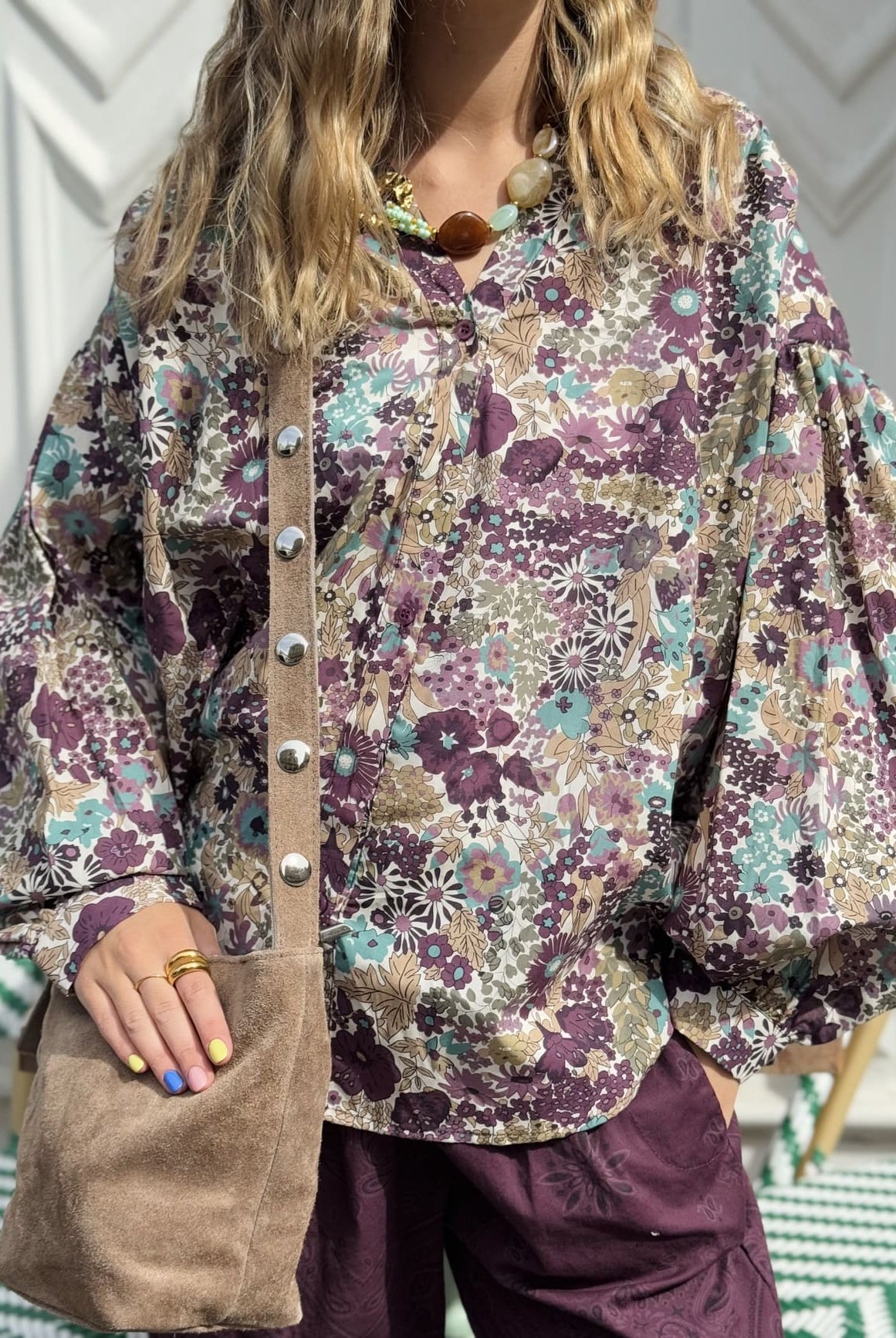 Femme portant le sac seau en daim taupe