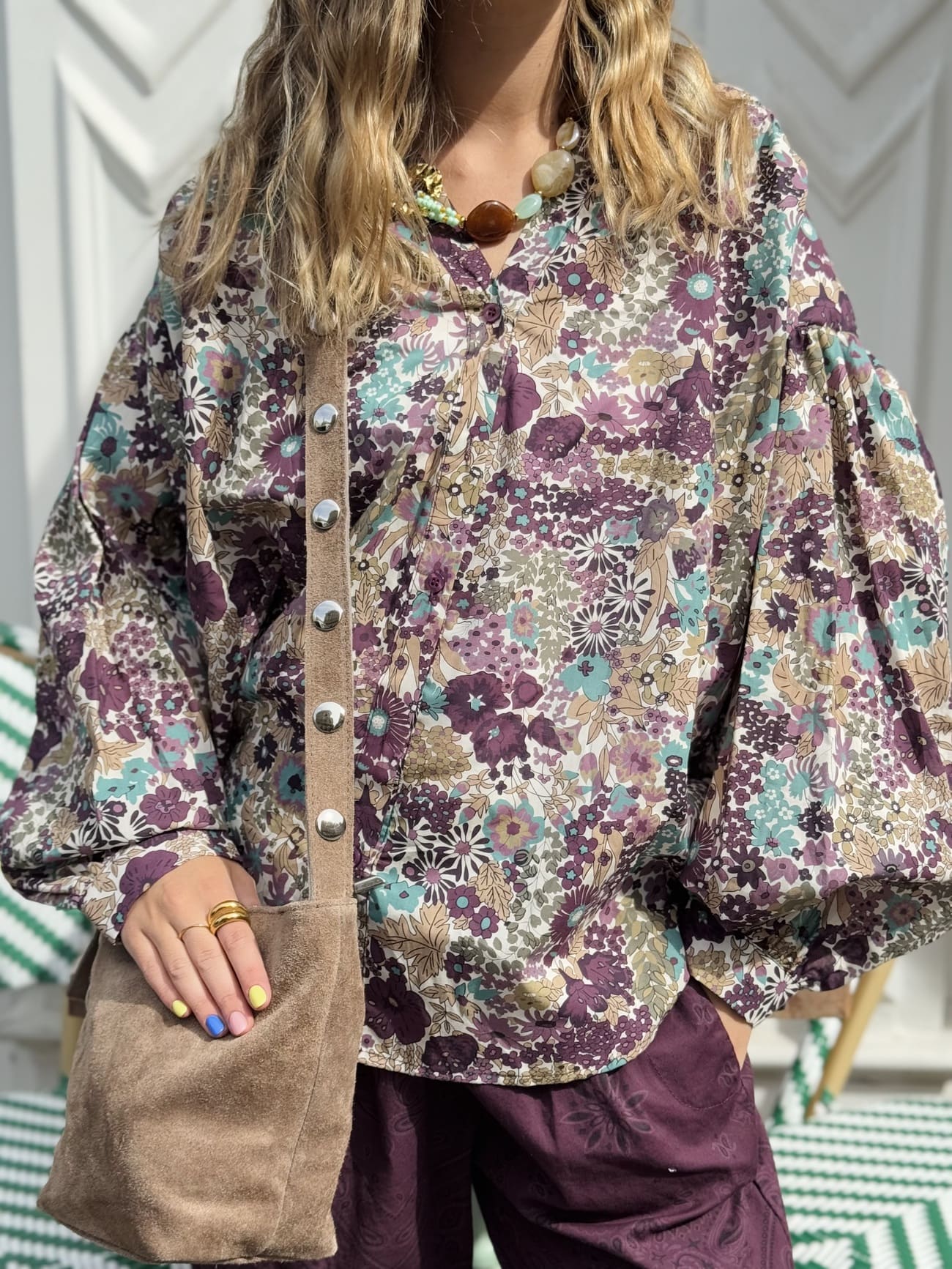 Femme portant le sac seau en daim taupe