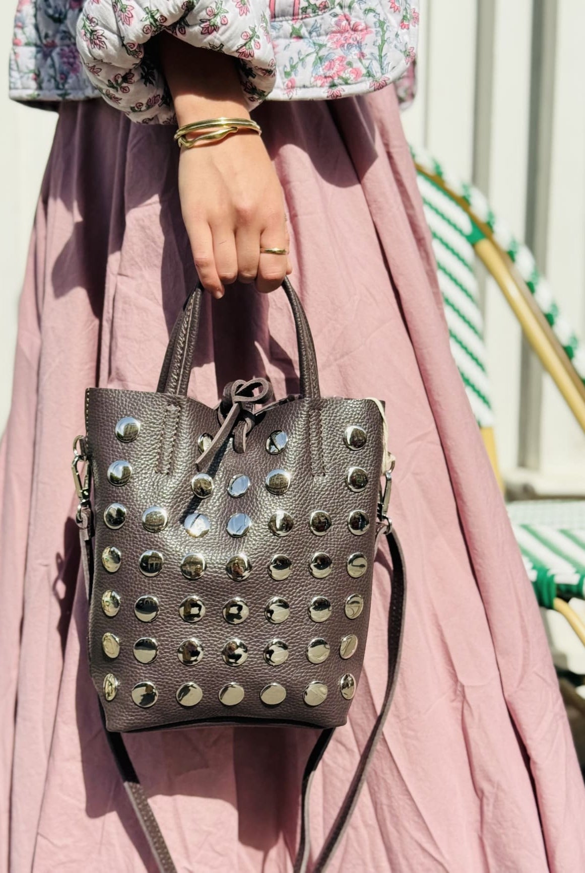 Plan serré sur le sac seau marron aux clous oversize.