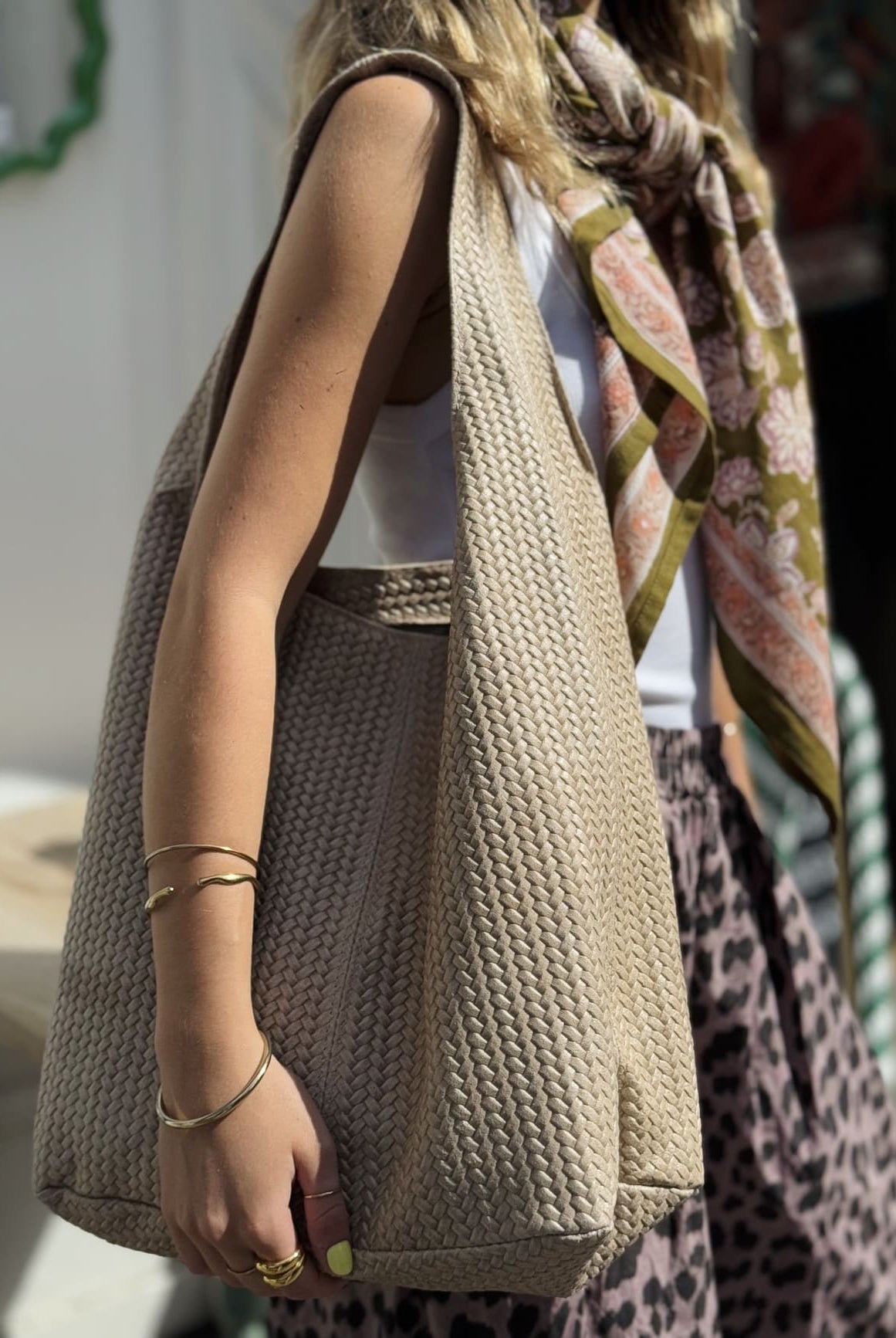 Femme portant le sac seau oversize