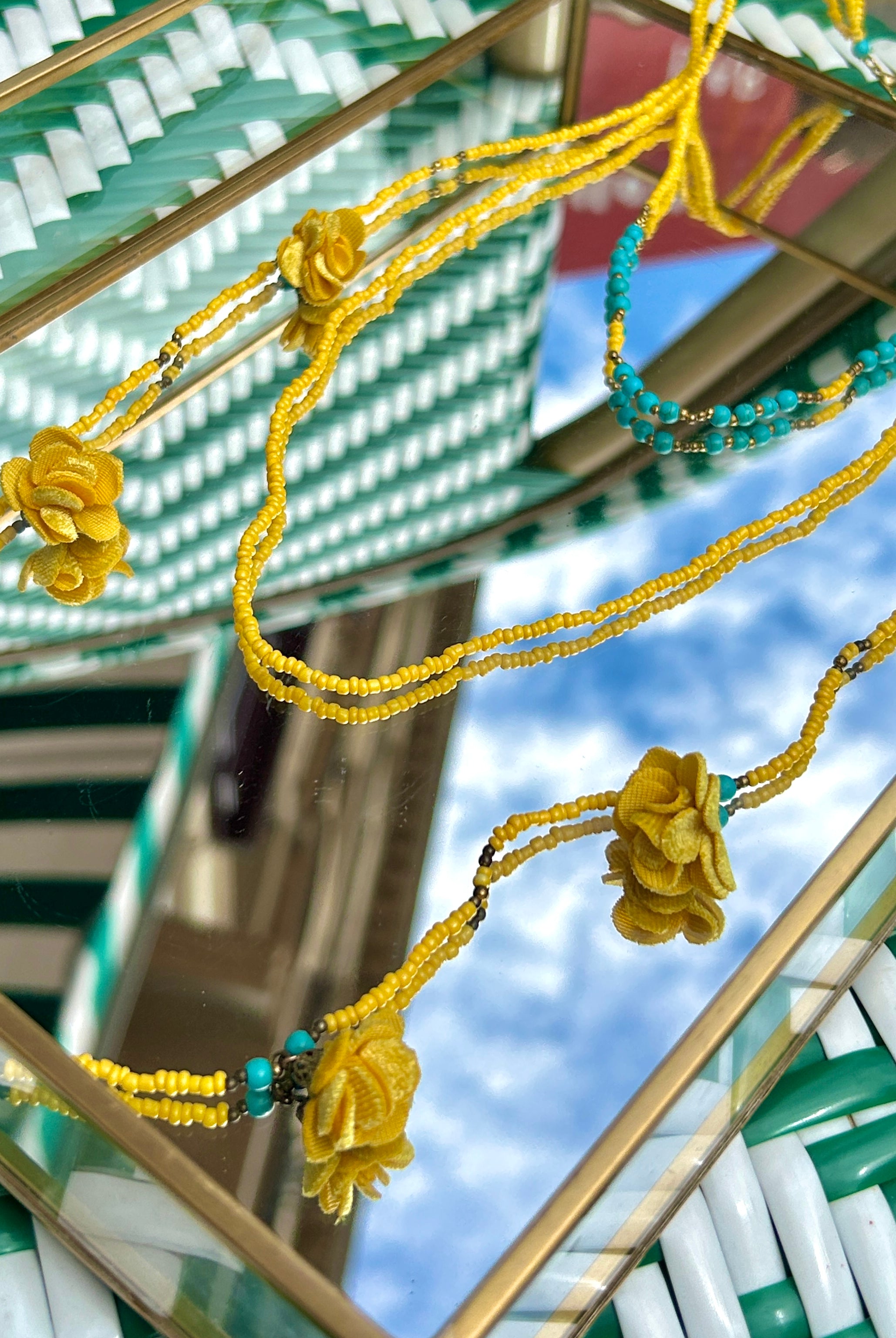 Sautoir en perles rocailles jaune et bleu turquoise posé