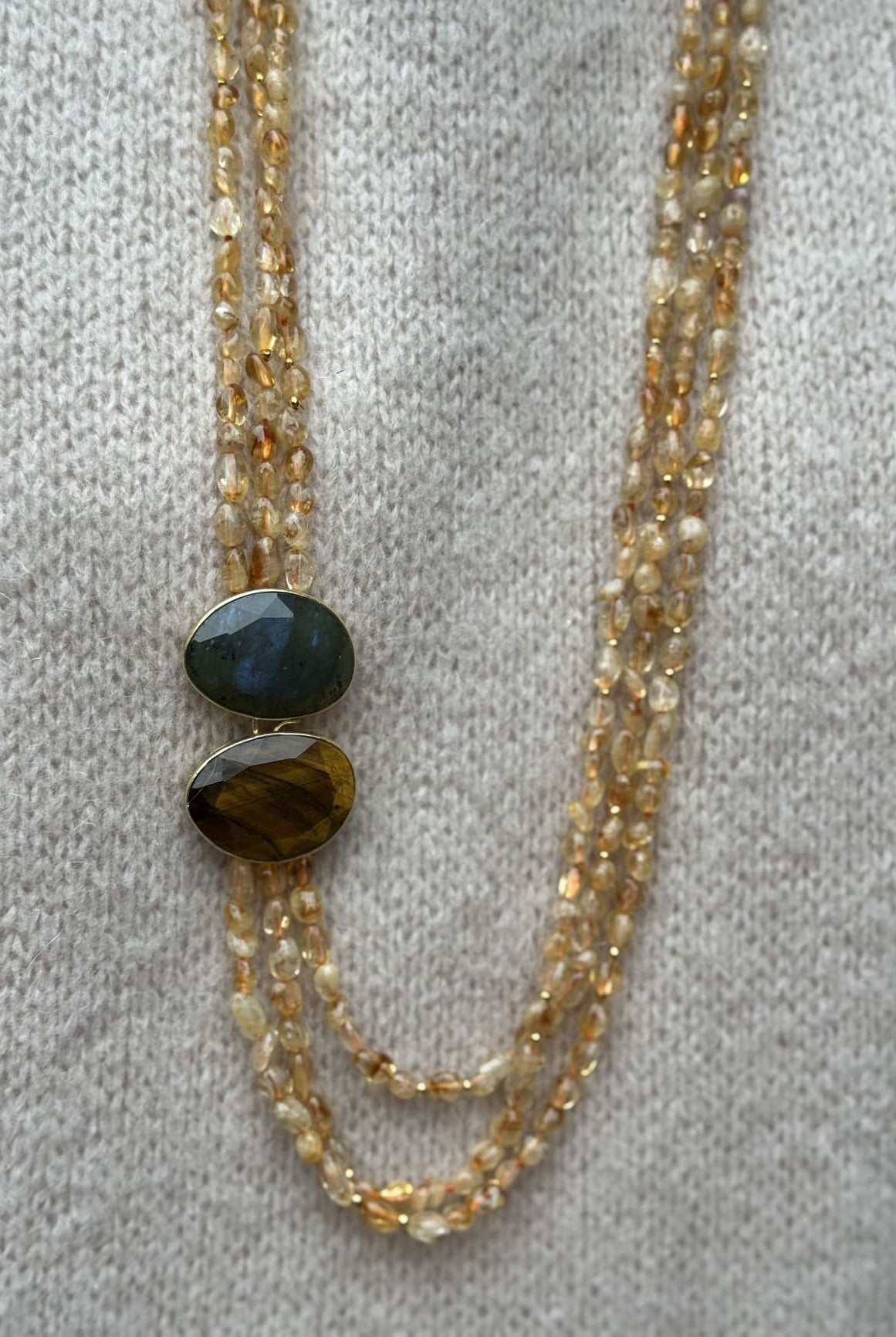 Détail du sautoir en pierre naturelle jaune