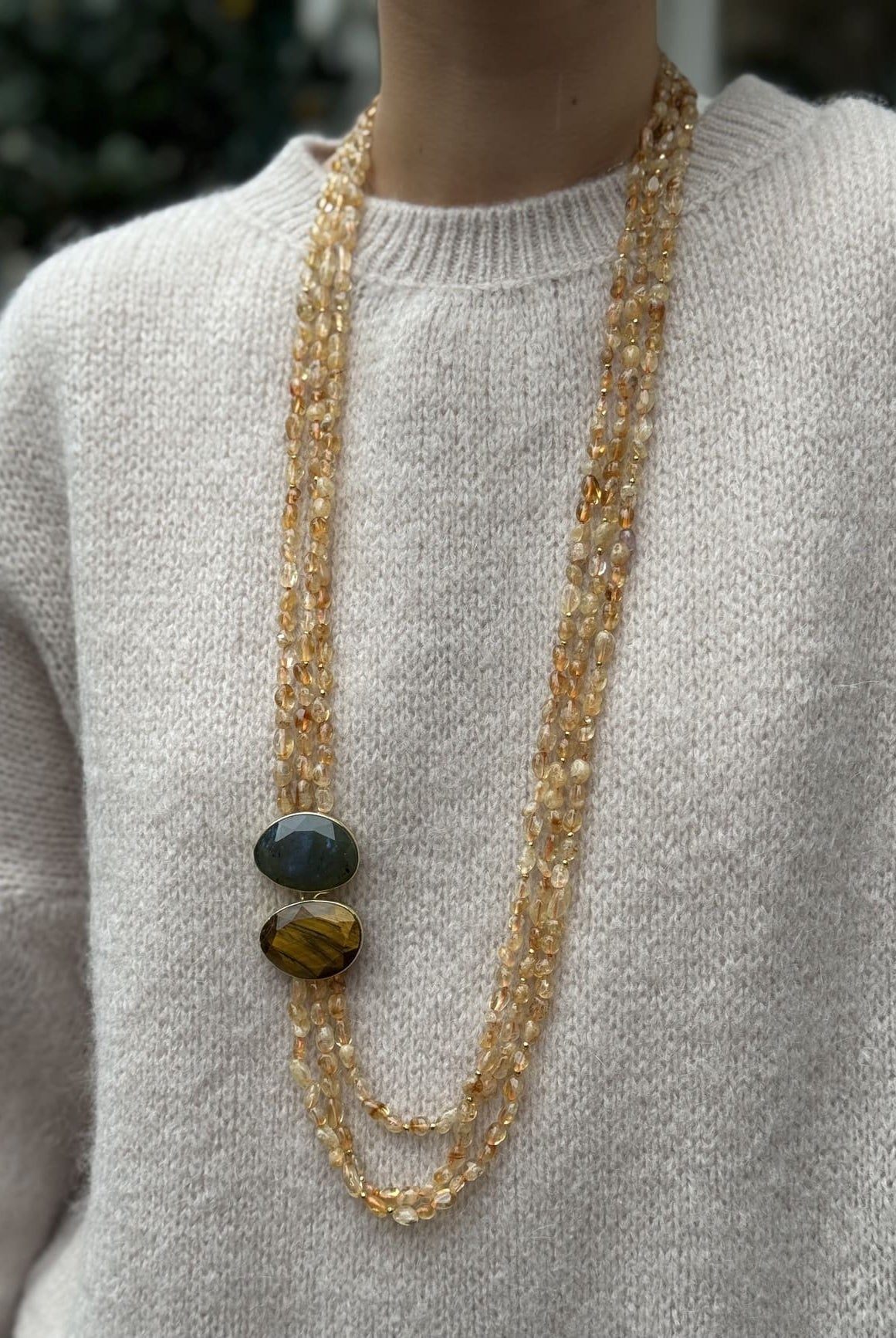 Sautoir en pierre naturelle jaune multirangs vu de face