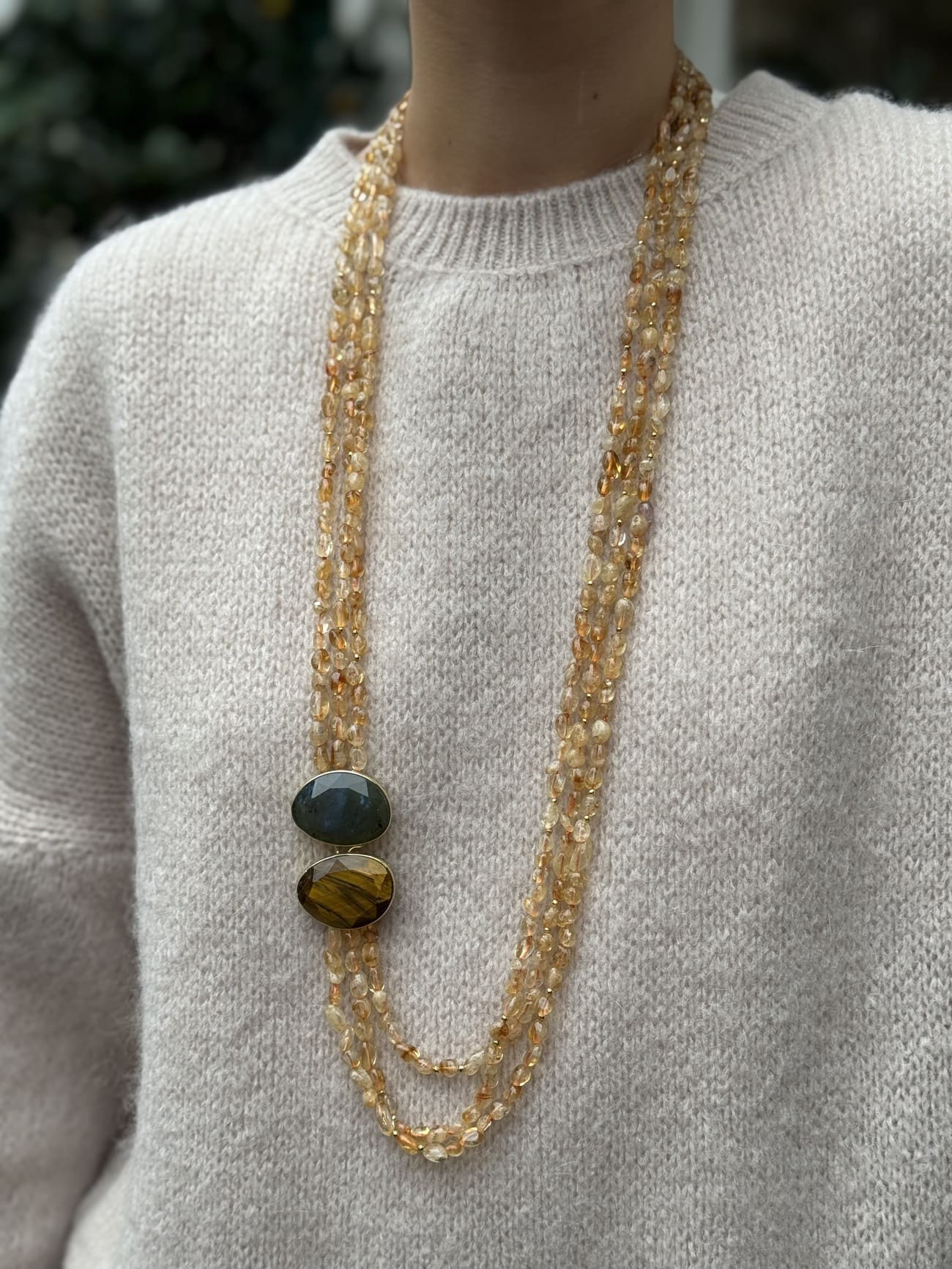 Sautoir en pierre naturelle jaune multirangs vu de face