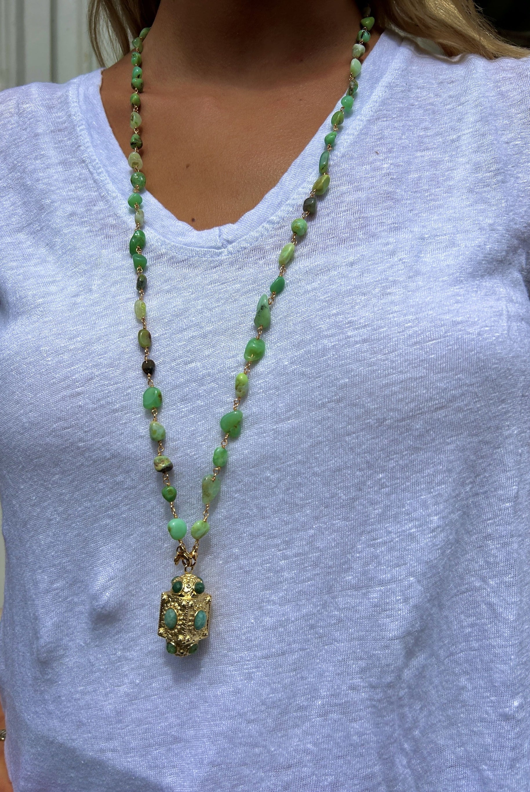 Femme portant le sautoir talisman vert