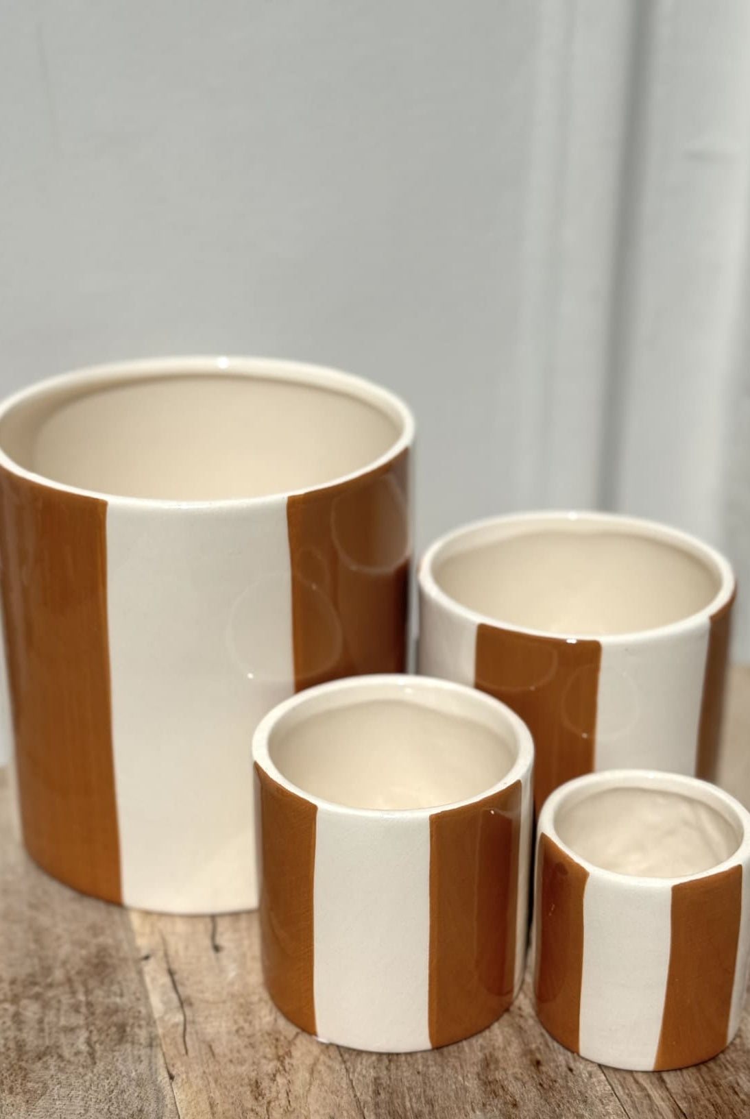 Série de 4 pots en céramique à rayures marron – vue d’ensemble