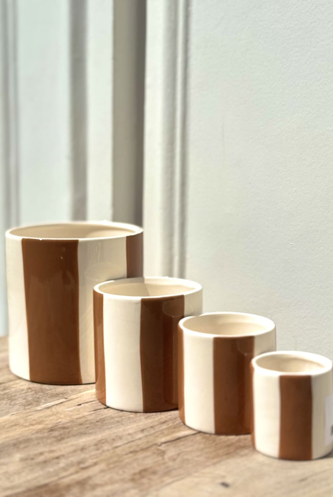 Détail des pots en céramique marron – motif à rayures verticales