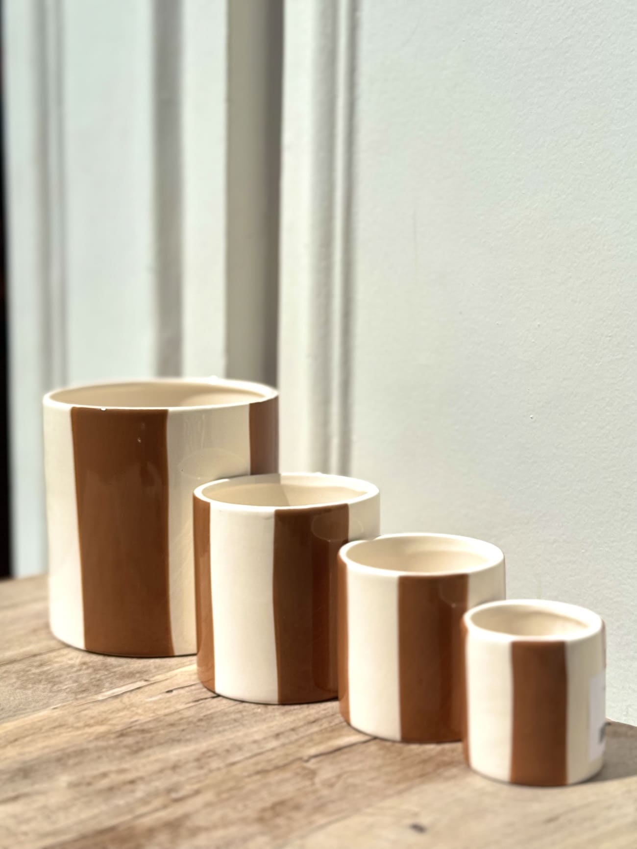 Détail des pots en céramique marron – motif à rayures verticales