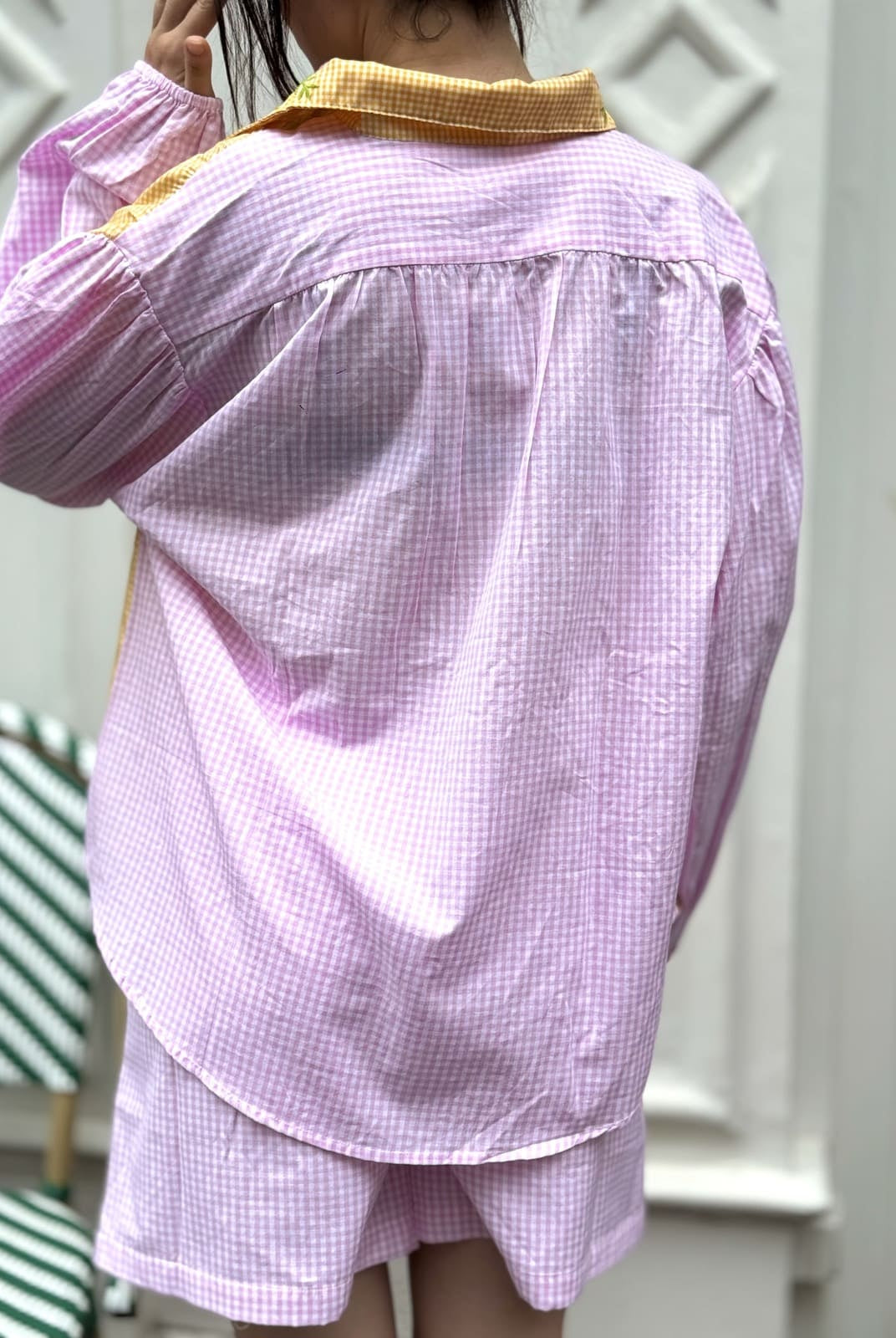 Vue de dos du short vichy jaune