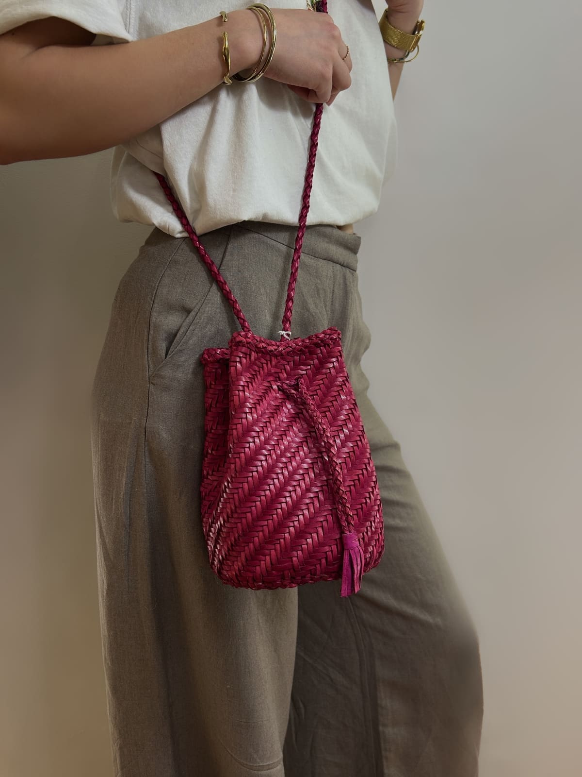 Détail du tressage cuir fuchsia du sac seau