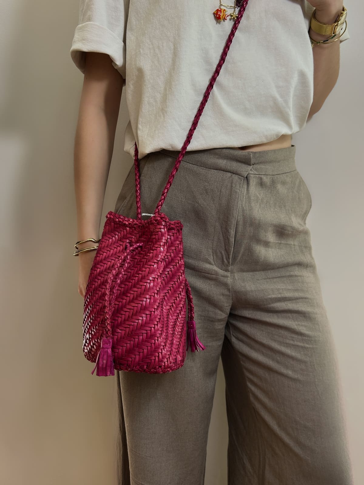 Sac seau en cuir tressé fuchsia – Vue de face